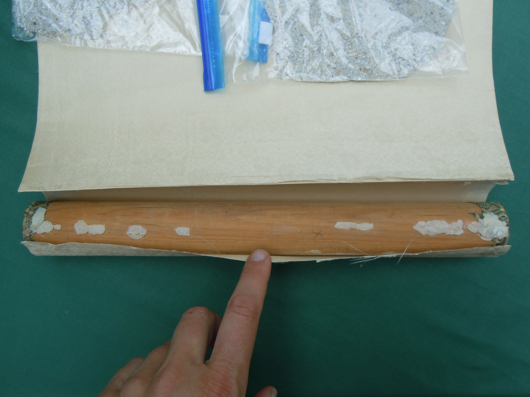 On the lower end of the rolled drawing things really come apart since I took off the sticky tape! :s The hardwood bar with some blotches of the adhesive it was originally mounted with.