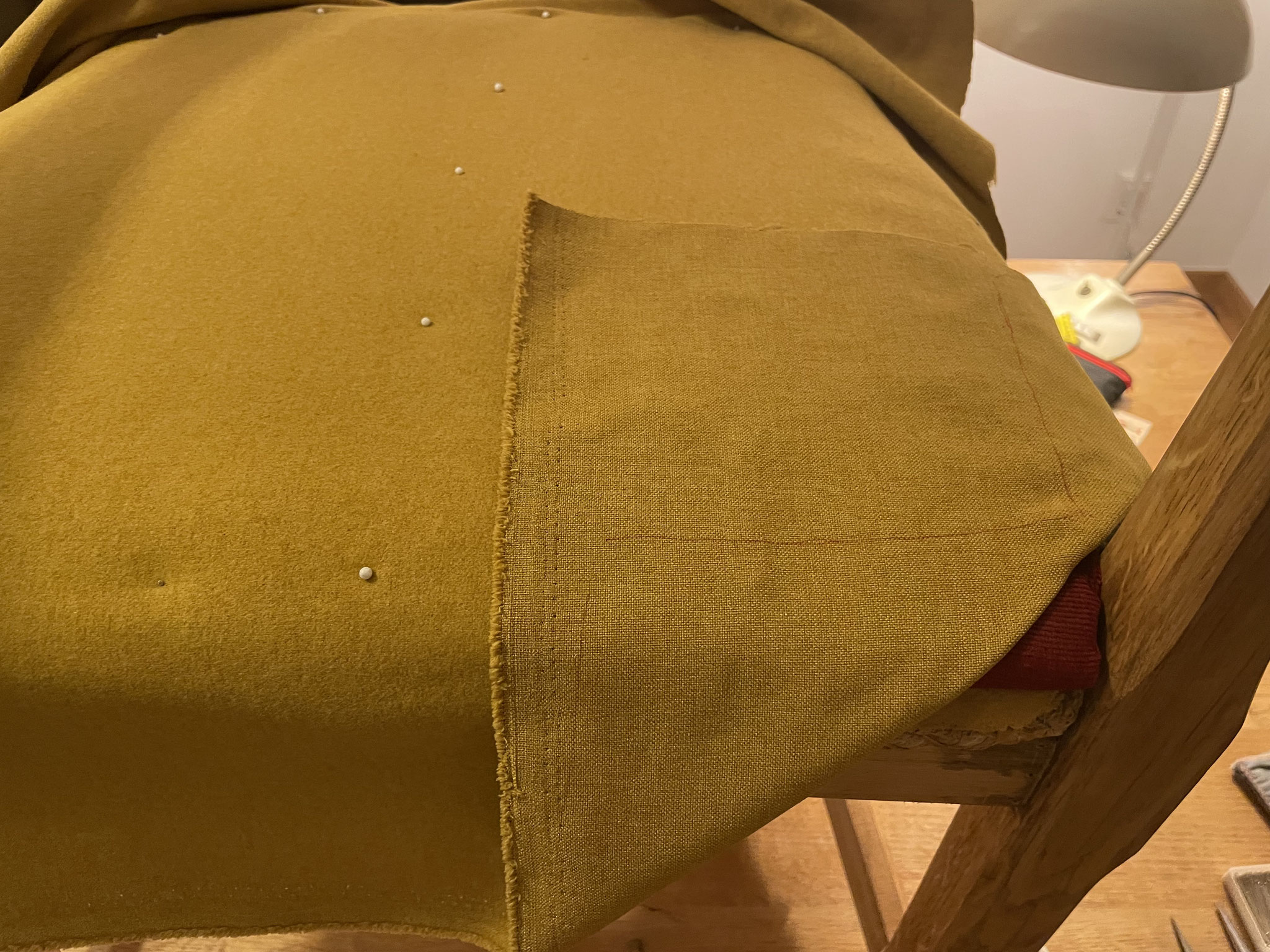 Next step: cutting the new fabric that is to cover the seat from now on in shape.