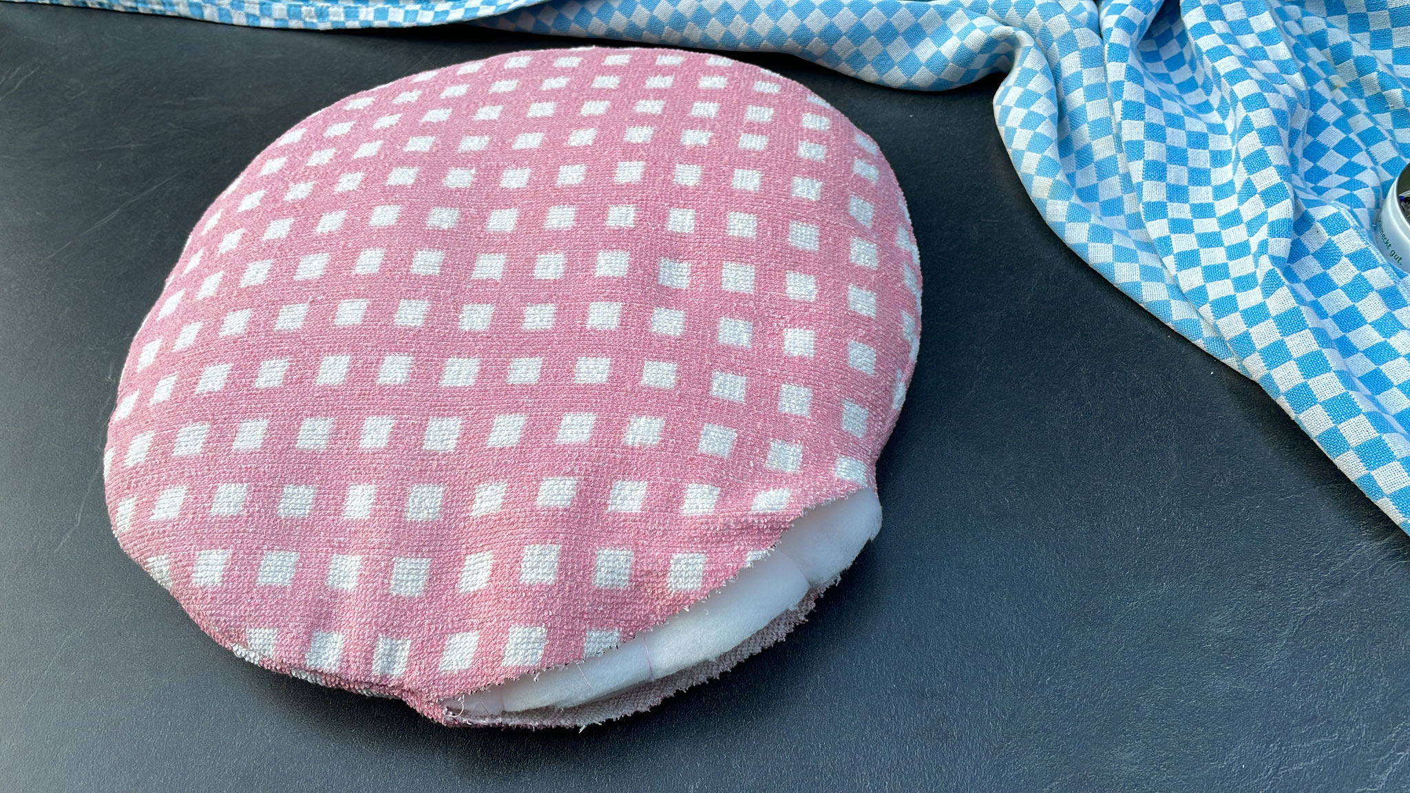 Squeeze it into the cushion cover already sewn on the machine.