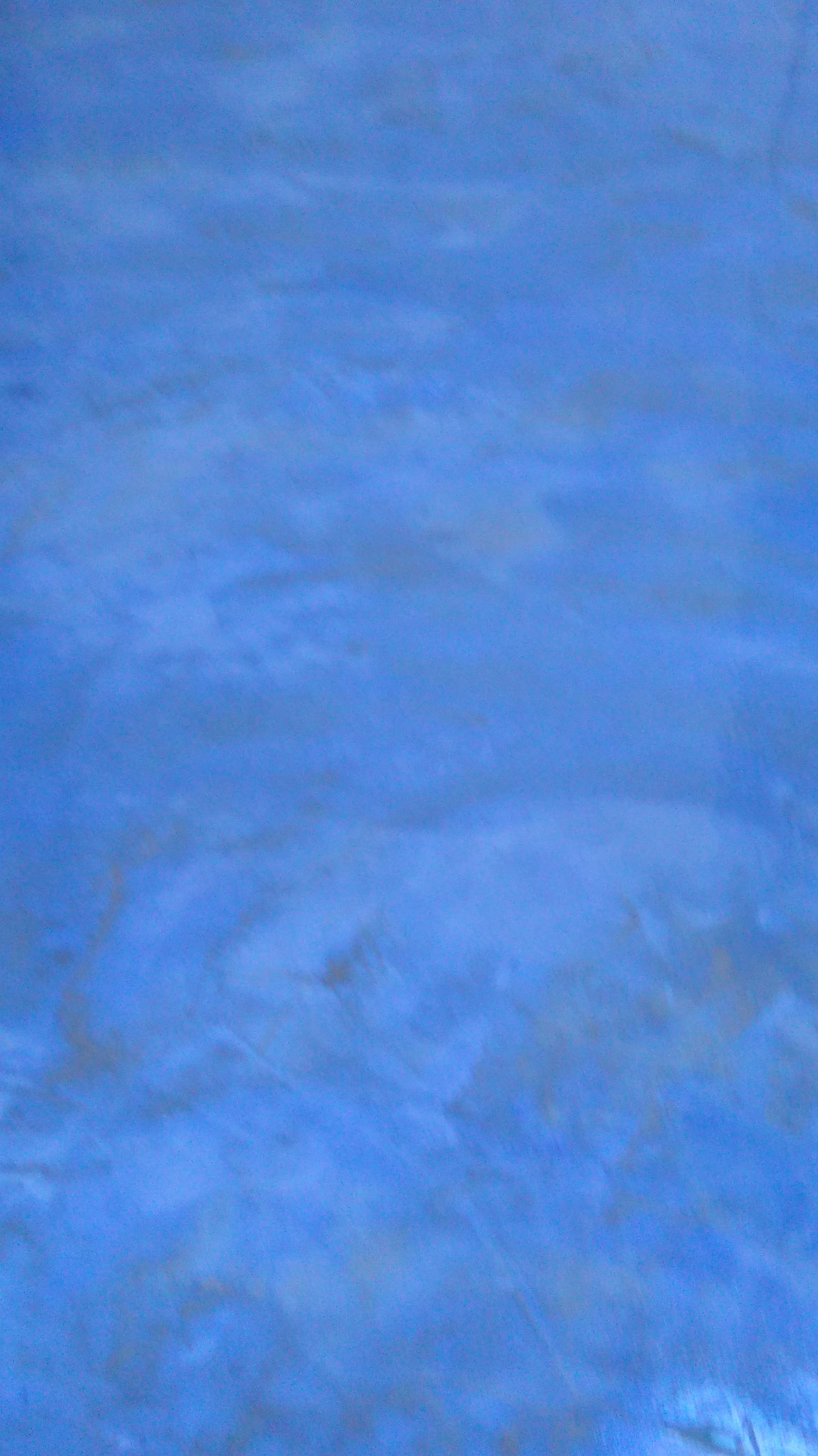Sol en béton ciré bleu, protégé avec un vernis 