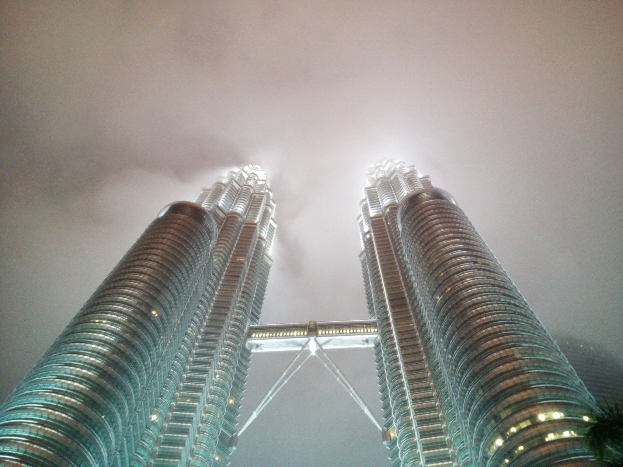 Das Wahrzeichen Südostasiens: Petronas Towers (452 m/acht höchstes Gebäude der Welt)