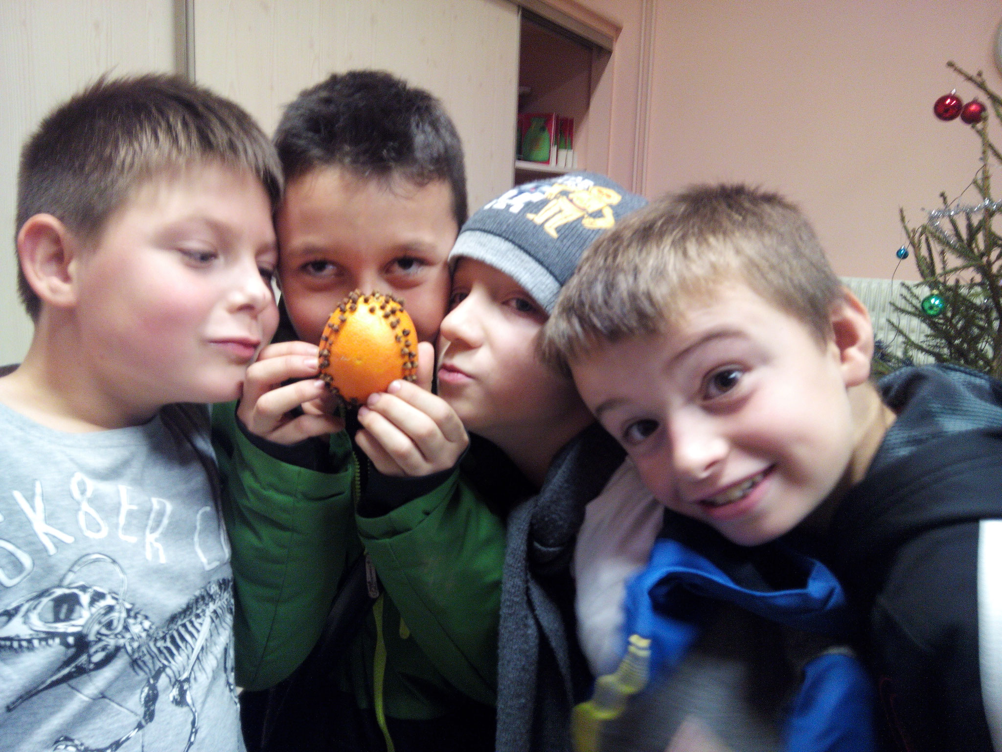 Noël parfumé : Préparation d'une 'Pomme d'Or' (Orange et clous de girofles)