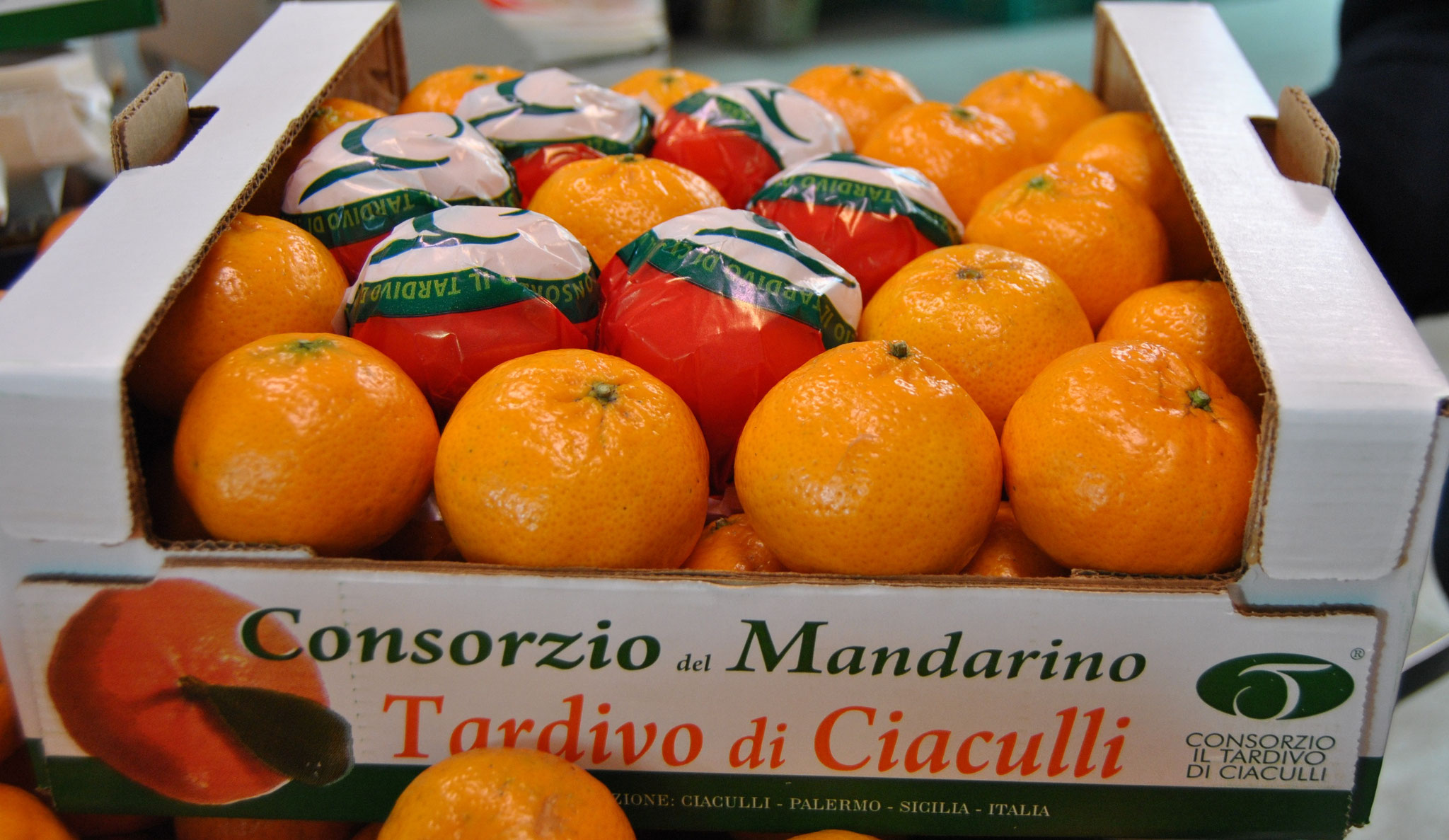 Confezione in cartone di Mandarino Tardivo di Ciaculli pronto per la distribuzione.