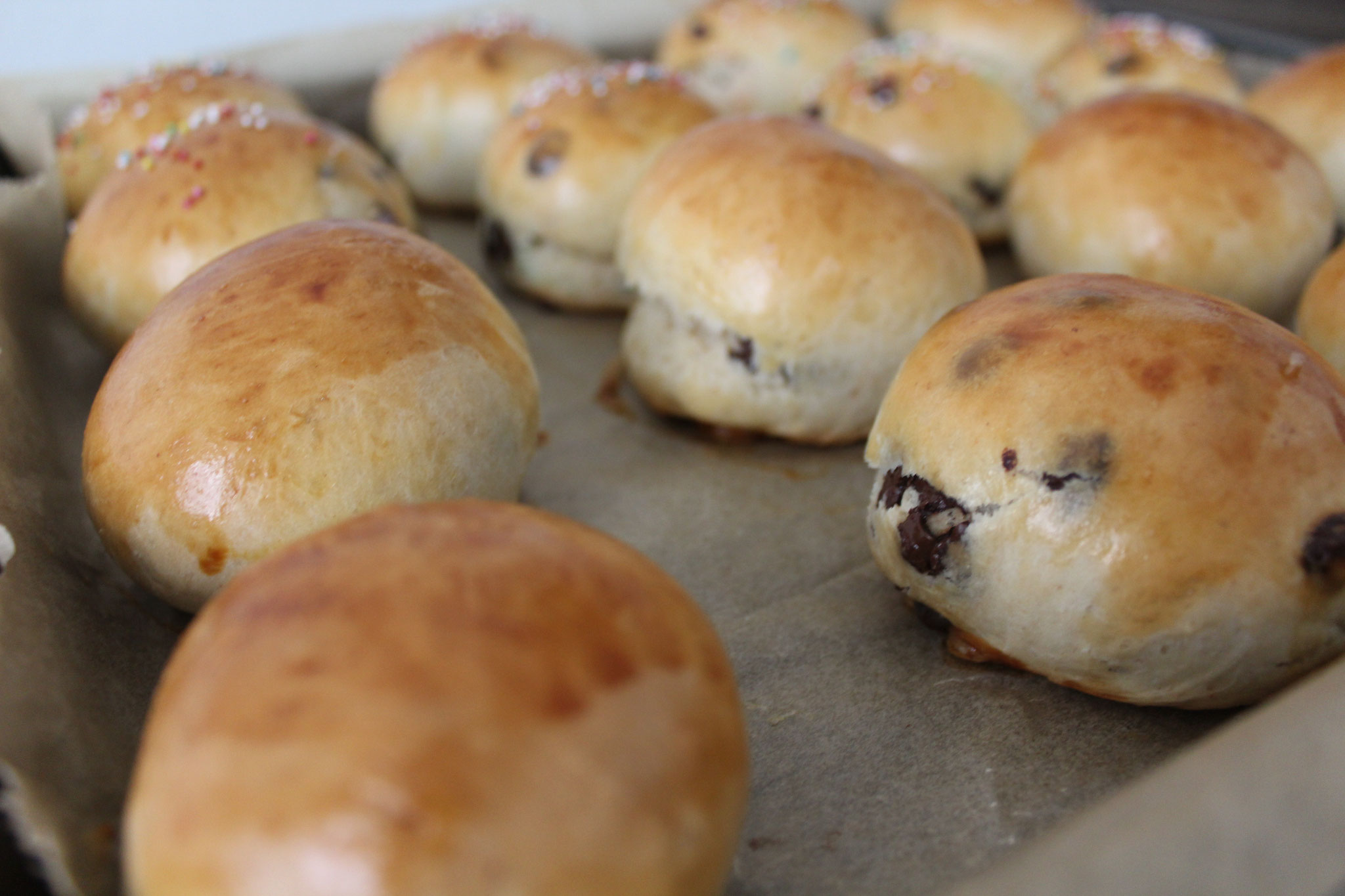 quick & easy basic sweet rolls / buns - adding a pinch of magic to your day