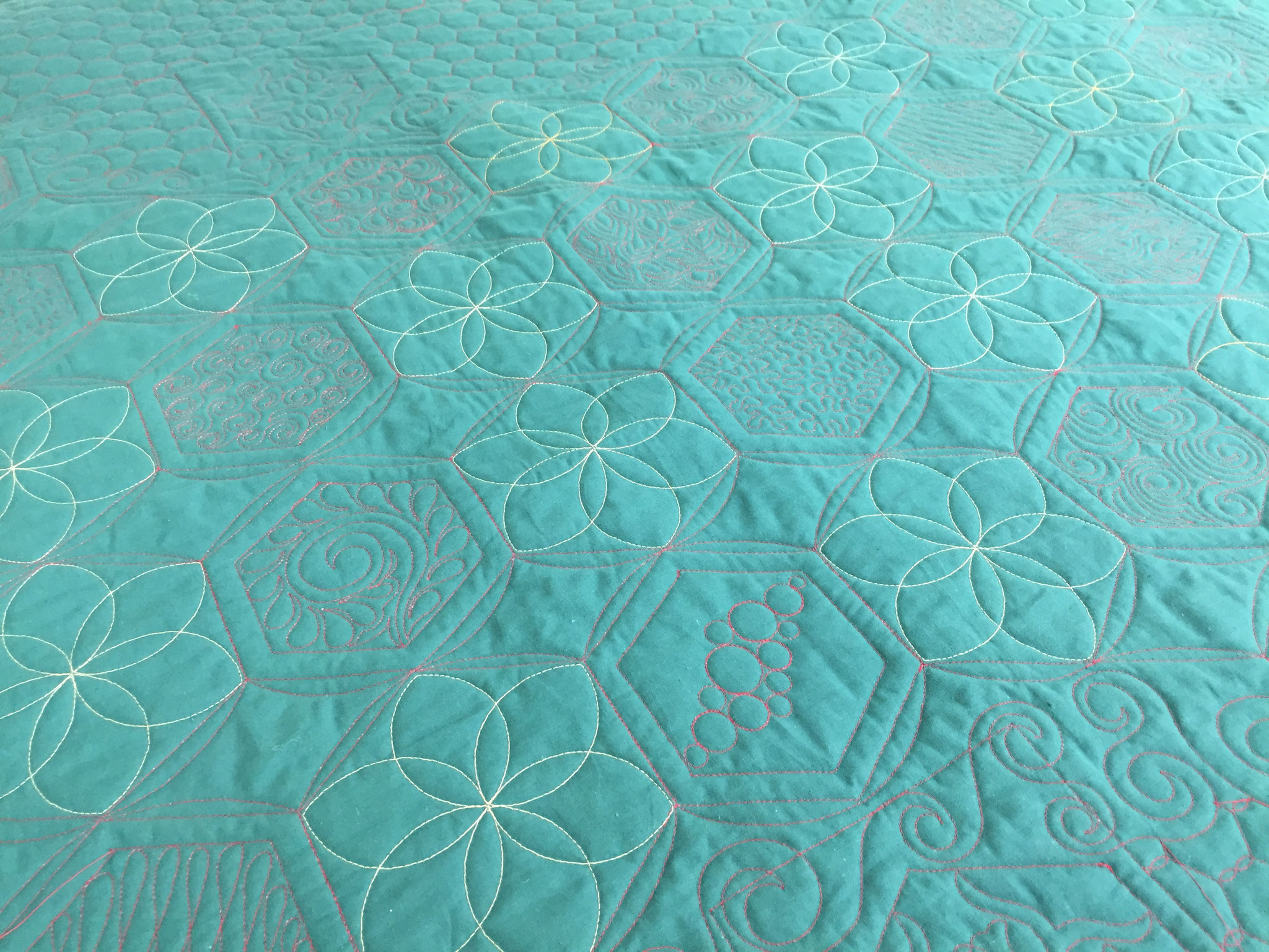 Le dos du quilt, en tissu uni, fait ressortir tout le travail de quilting.