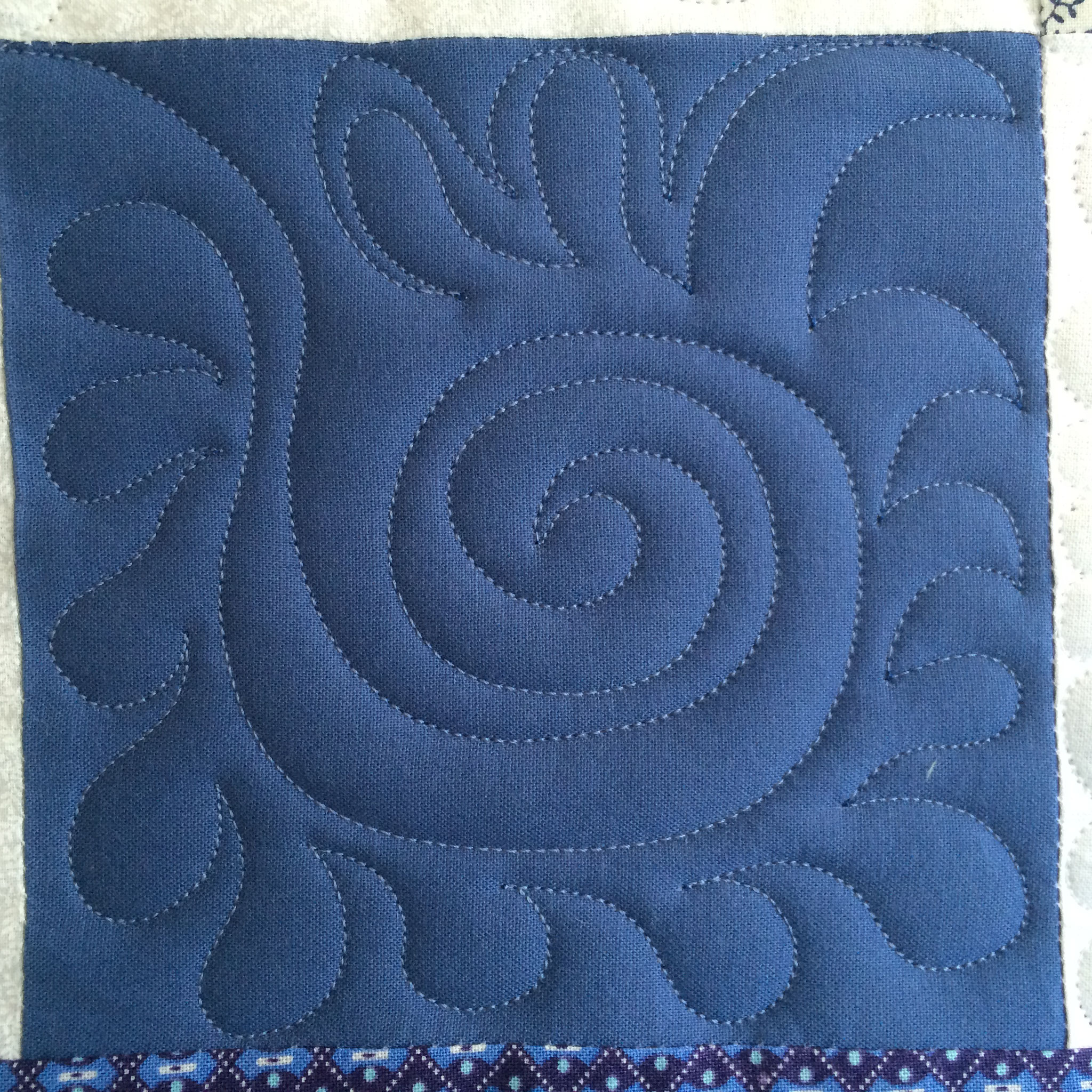 Sur les carrés bleus, des spirale et "plumes".