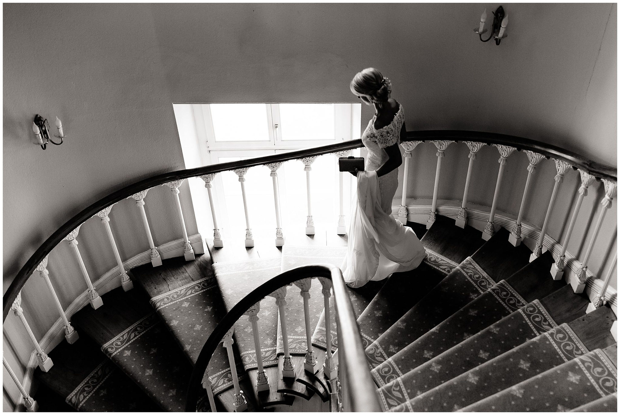 schloss herten schlosshochzeit hochzeitsfotograf jane weber braut läuft die Treppe runter zur Hochzeit