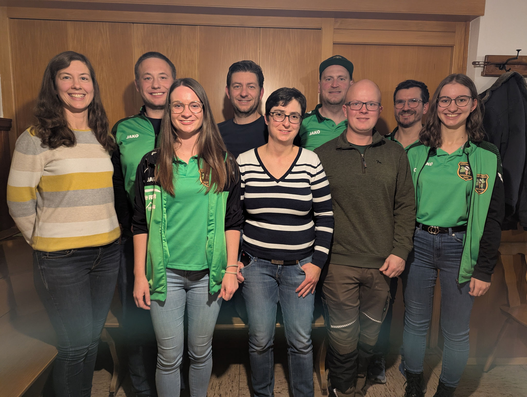 die neue Vorstandschaft v.l. Carina Gahr, Manuel Ramsauer, Theresa Hetzenecker, Manuel Hyronimus, Barbara Zeller, Michael Hopfensperger, Dominik Mittermeier, Klaus Eichmeier, Julia Meindl