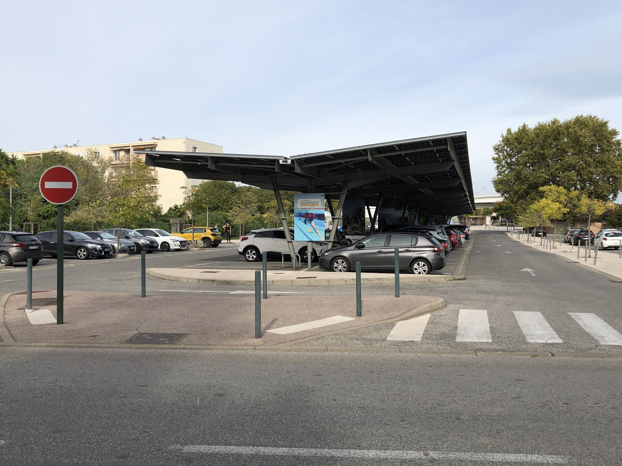 Le parking gratuit devant l'entrée du parc