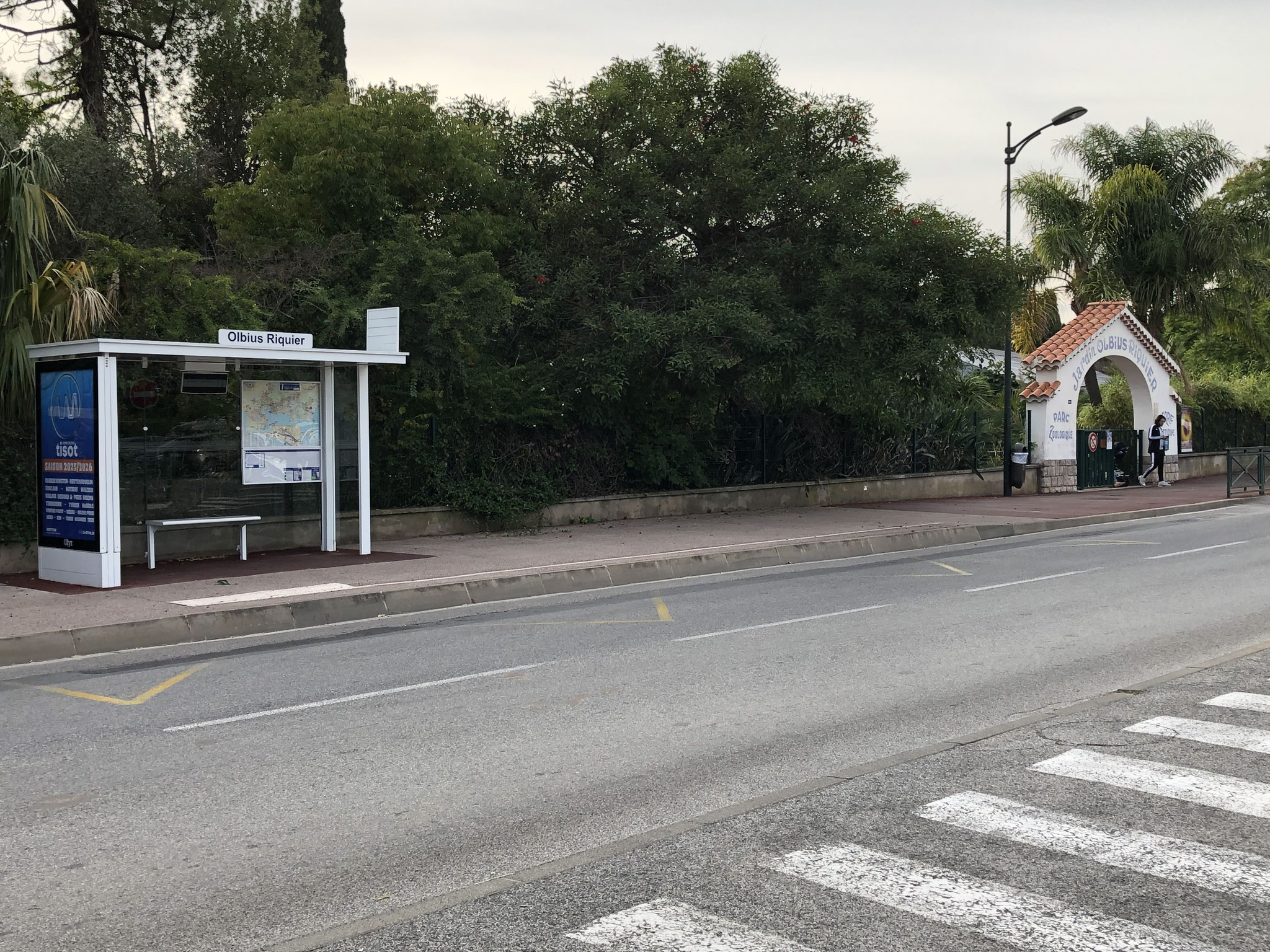Entrée du parc et arrêt de bus