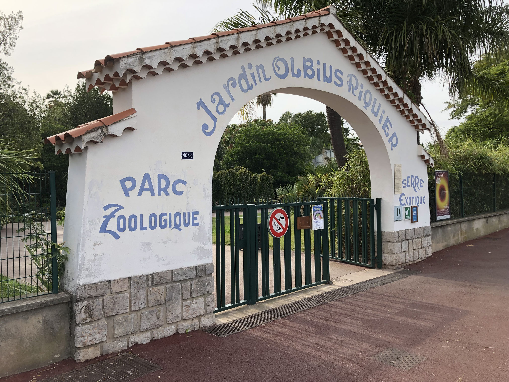 Entrée du parc du côté de l'avenue Ambroise Thomas