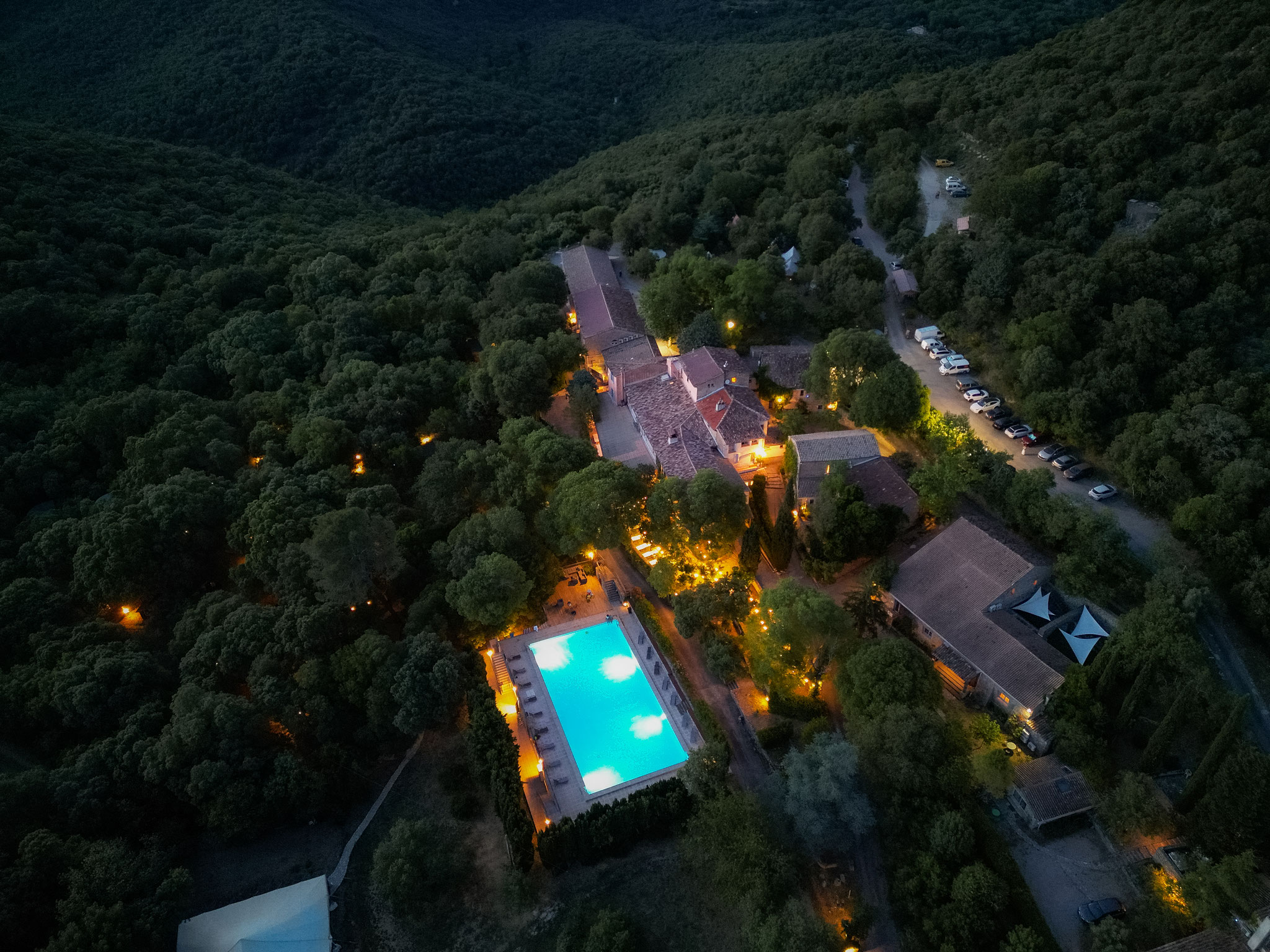 Vue aérienne de nuit du hameau