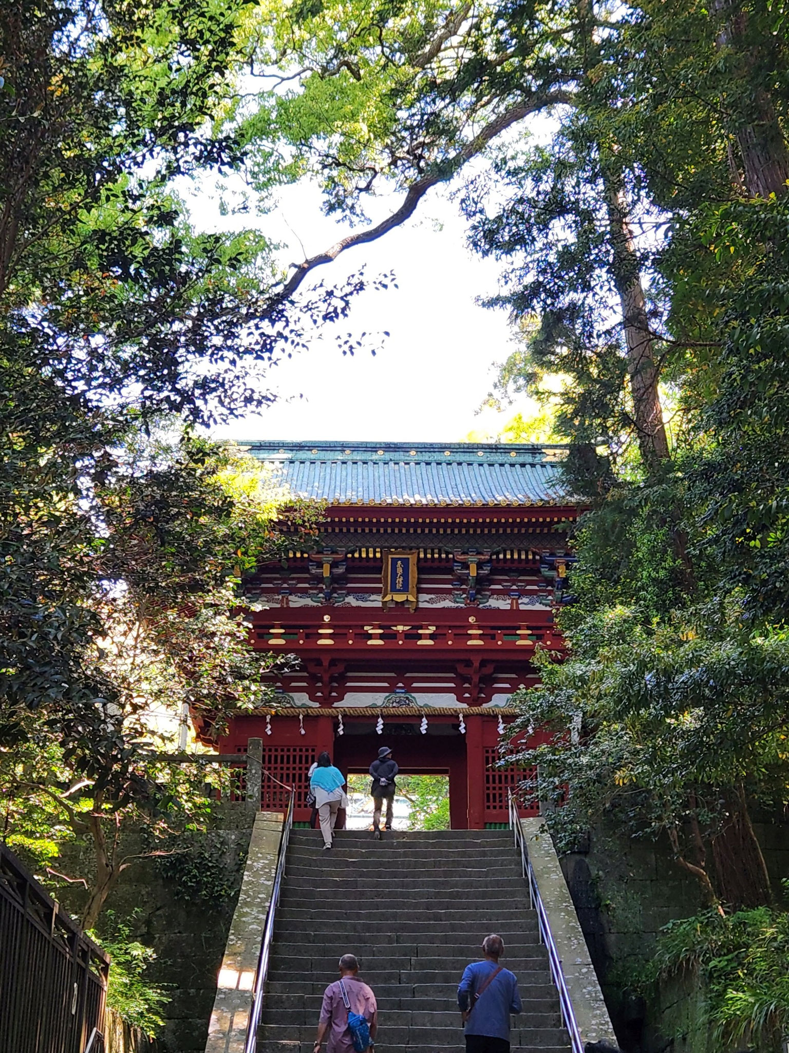 久能山東照宮楼門。重要文化財に指定されています。
