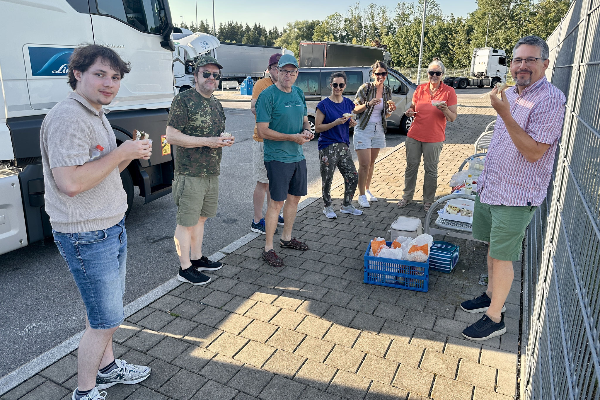 Nachtessen im Schatten eines LKWs - die Temperaturen sind weiterhin sehr hoch.