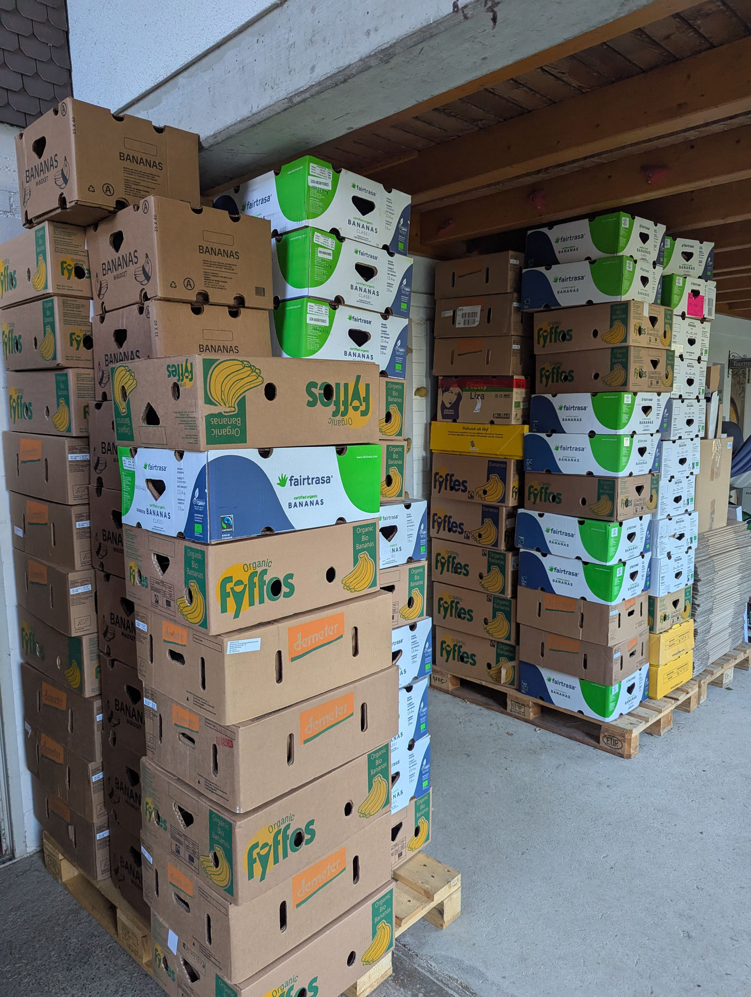In Grosswangen stappeln sich leere Kisten, damit all das viele neue Material verpackt werden kann.