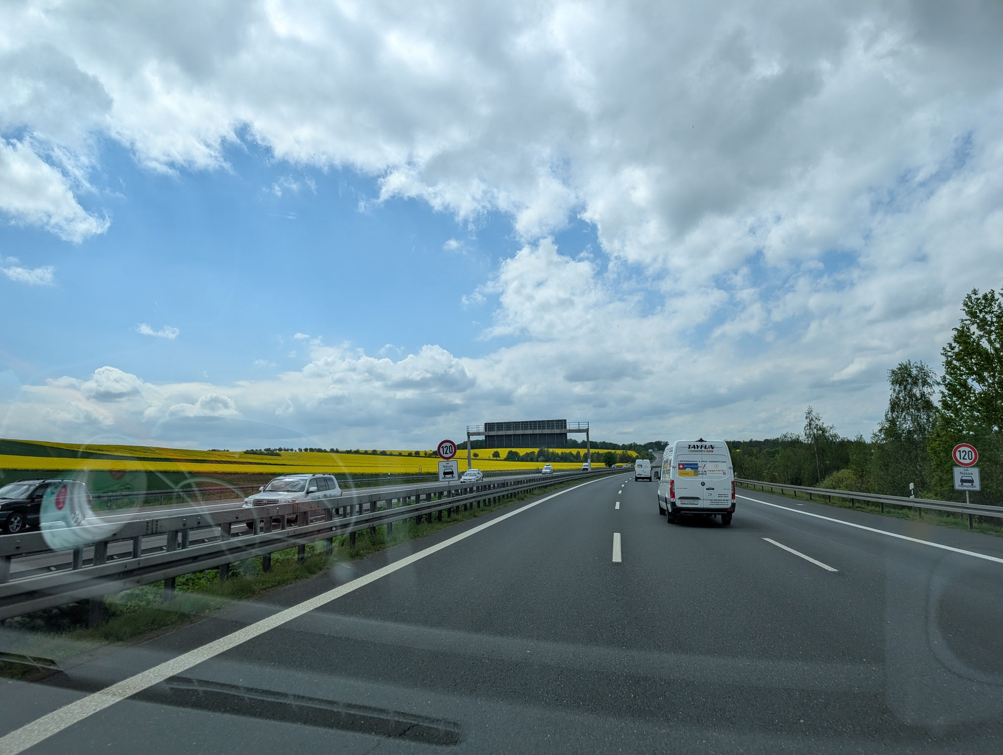 Nach einer erholsamen Nacht in einem Hotel nahmen unsere Fahrerinnen und Fahrer am Samstagmorgen kurz nach 8 Uhr die Rückfahrt in Angriff.