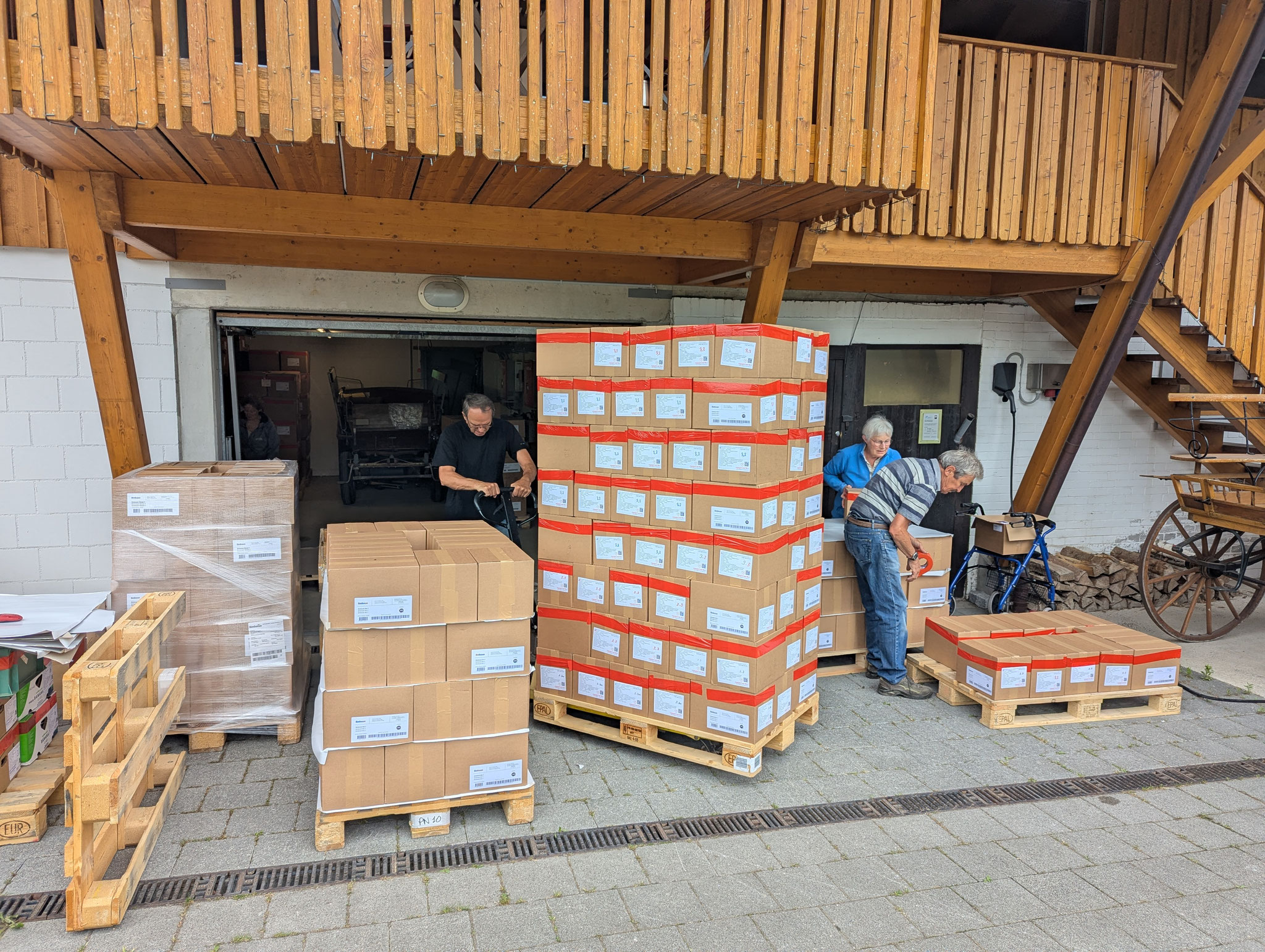 ... und das Material wurde von vielen fleissigen Händen transportbereit vorbereitet.