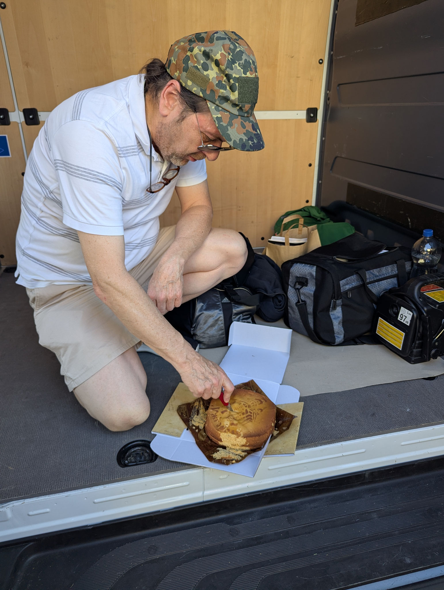 Unterwegs gibt es ukrainischen Geburtstagskuchen. Ivan hatte am Donnerstag Geburtstag und der schweizer Crew einen Kuchen mitgebracht. :-)