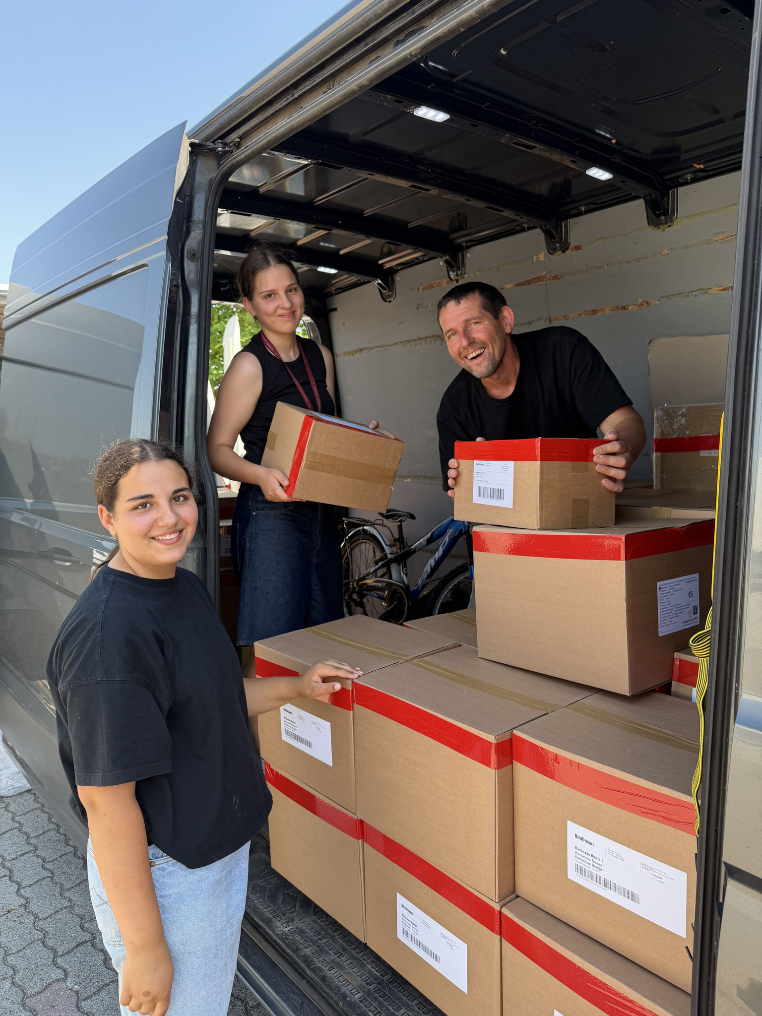 Familie Shemet packt kräftig mit an.