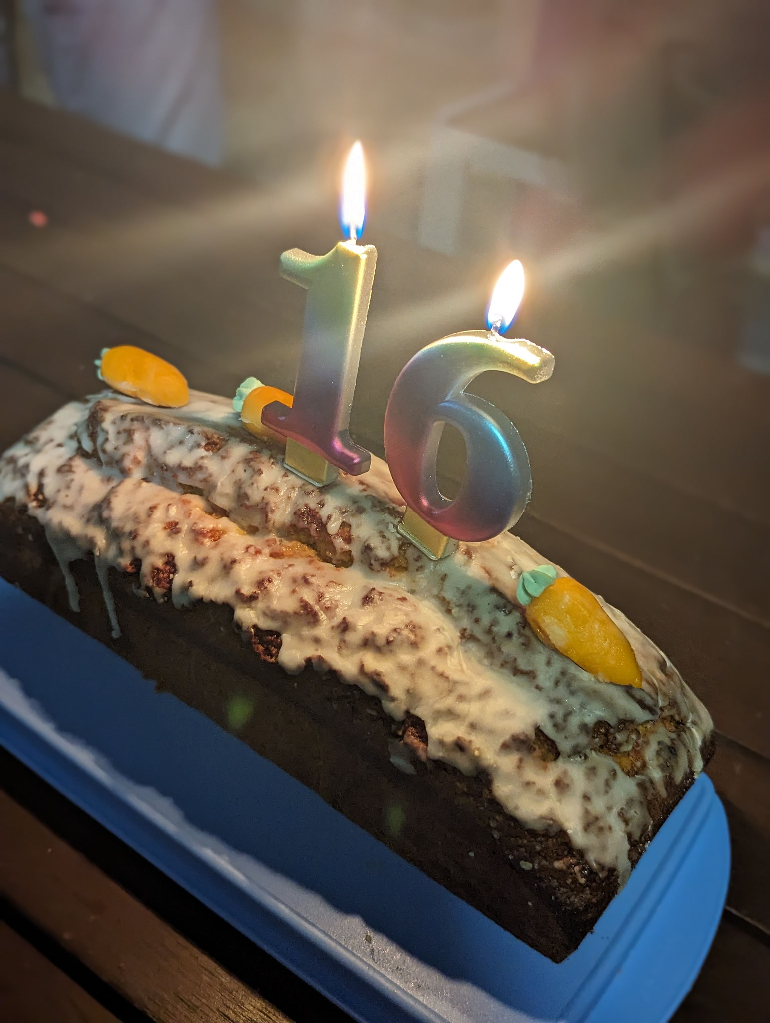 Eine liebe Unterstützerin hat für die Fahrercrew der 16. Fahrt extra einen Kuchen gebacken und am Tag vor der Fahrt vorbei gebracht. Vielen Dank! Die Crew hat den Kuchen bei einem nächtlichen Halt genossen.