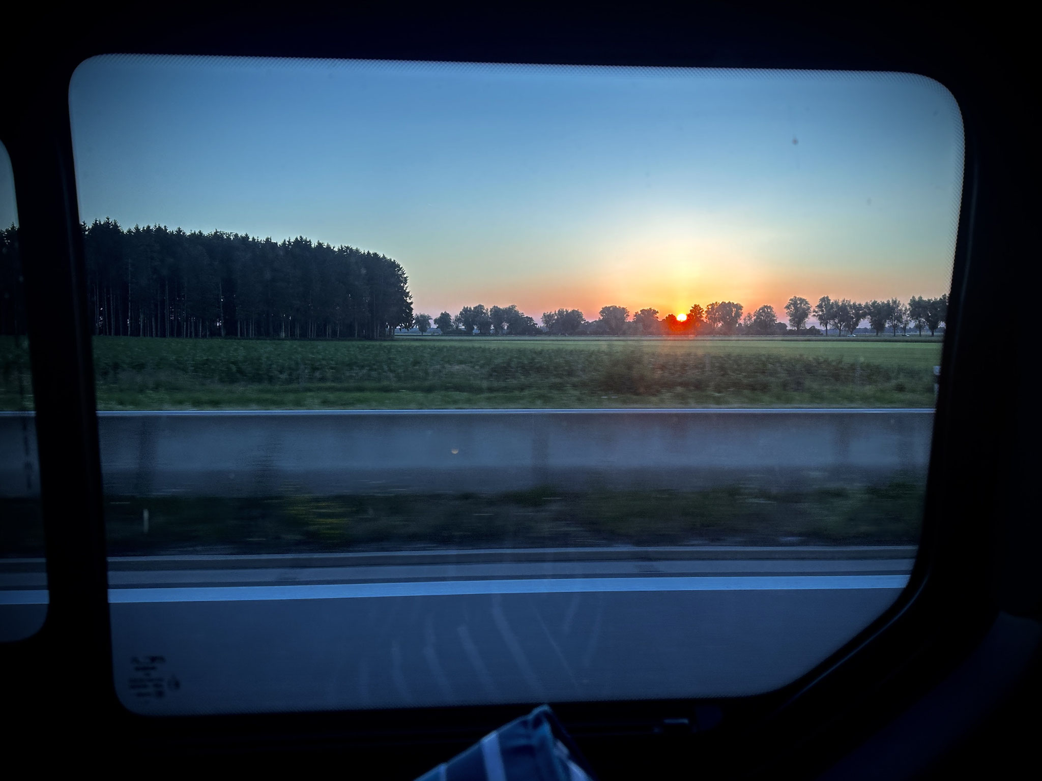 Irgendwann verabschiedet sich die Sonne nach diesem langen Tag ...