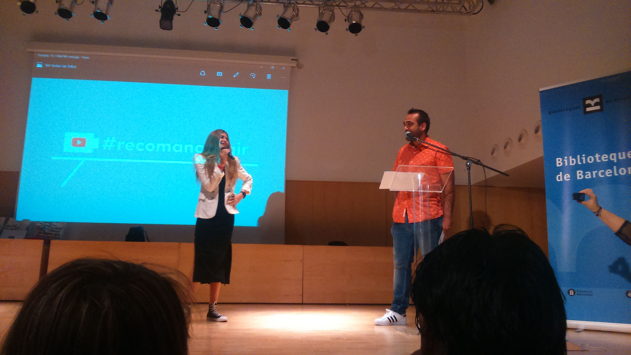 Marta Botet (booktuber i membre del jurat) i Ernest Codian (membre de l'equip d'Adolescents.cat)