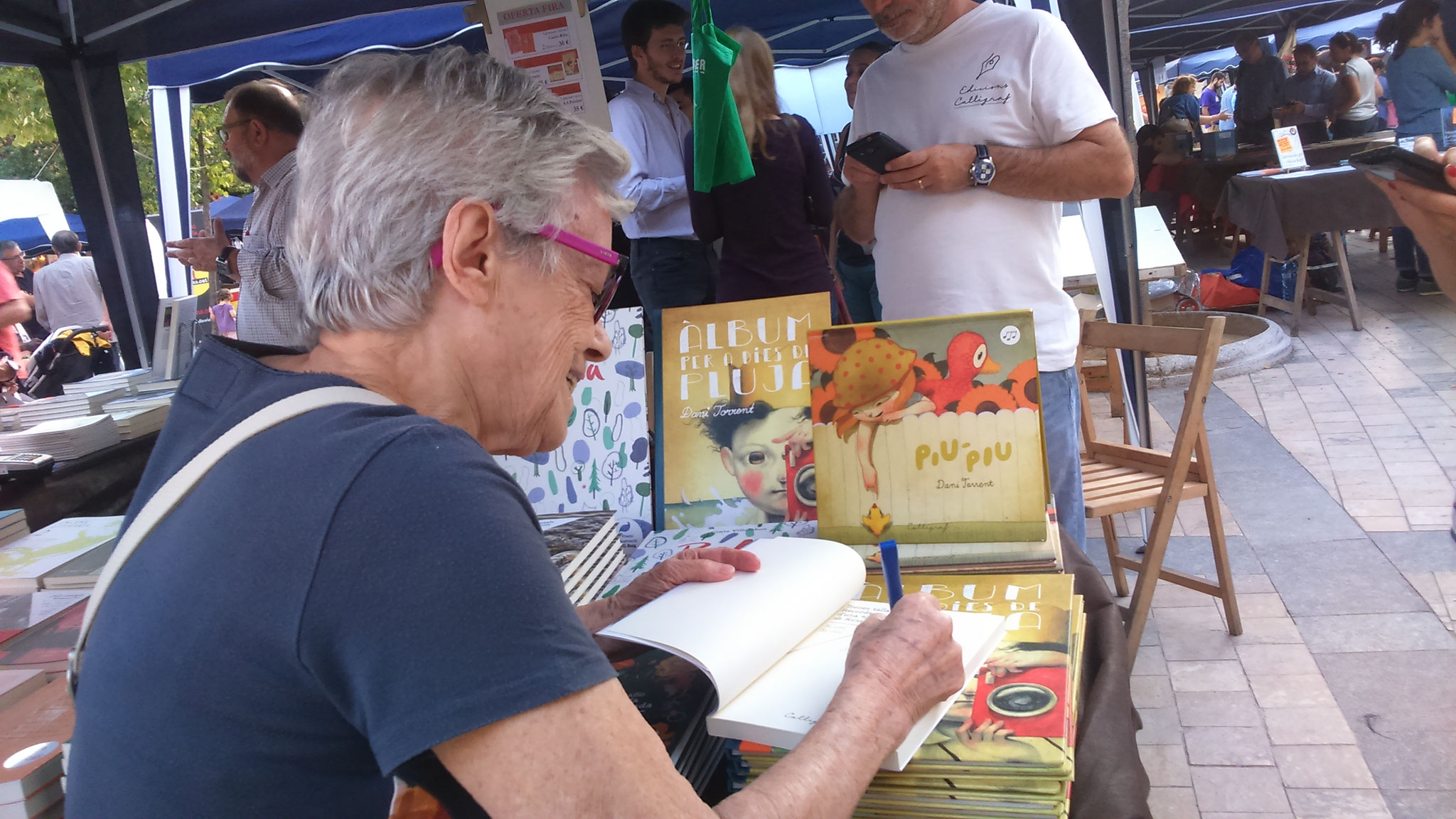 Roser Rosés em signa el seu llibre "Trenes tallades"