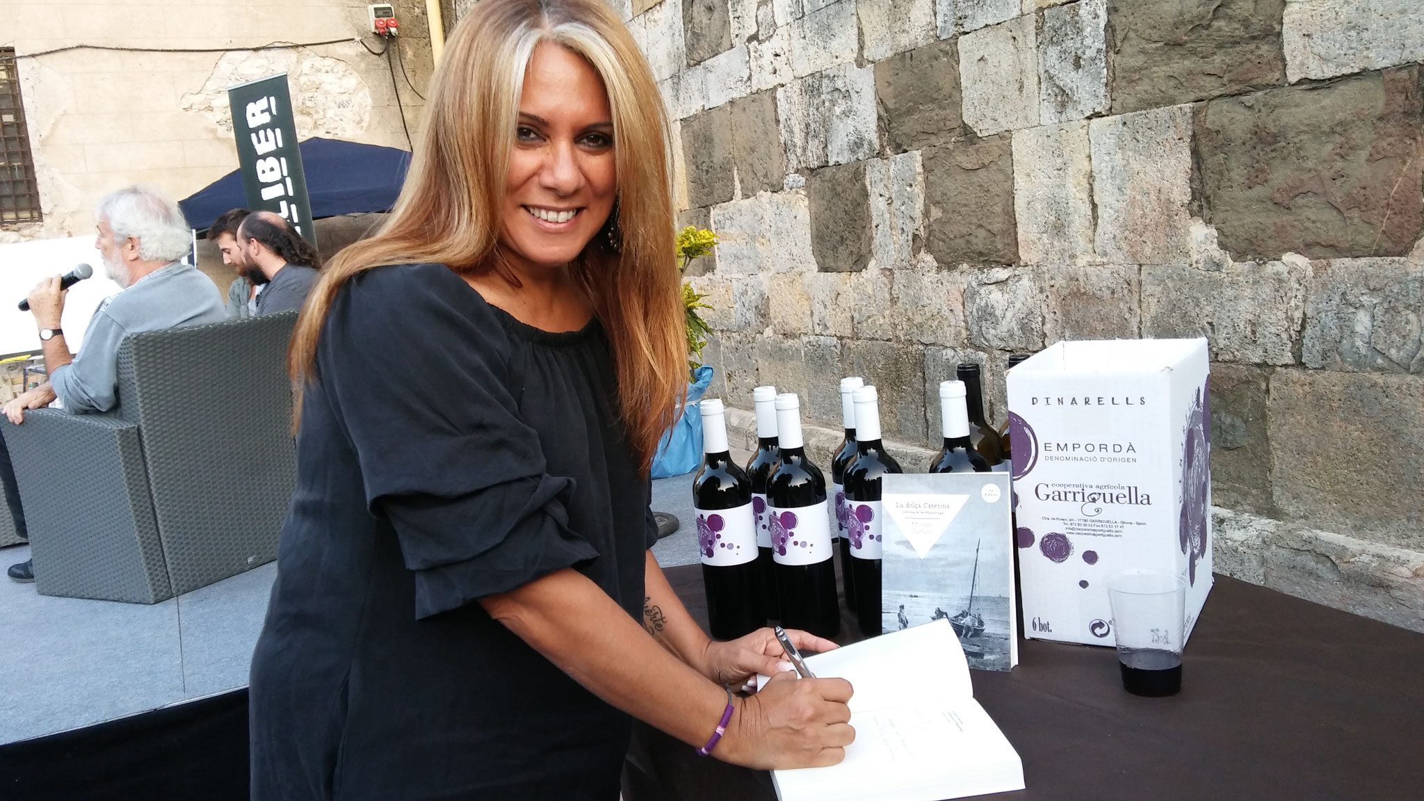 Montse Castaño signant el meu exemplar de "La dolça Caterina"