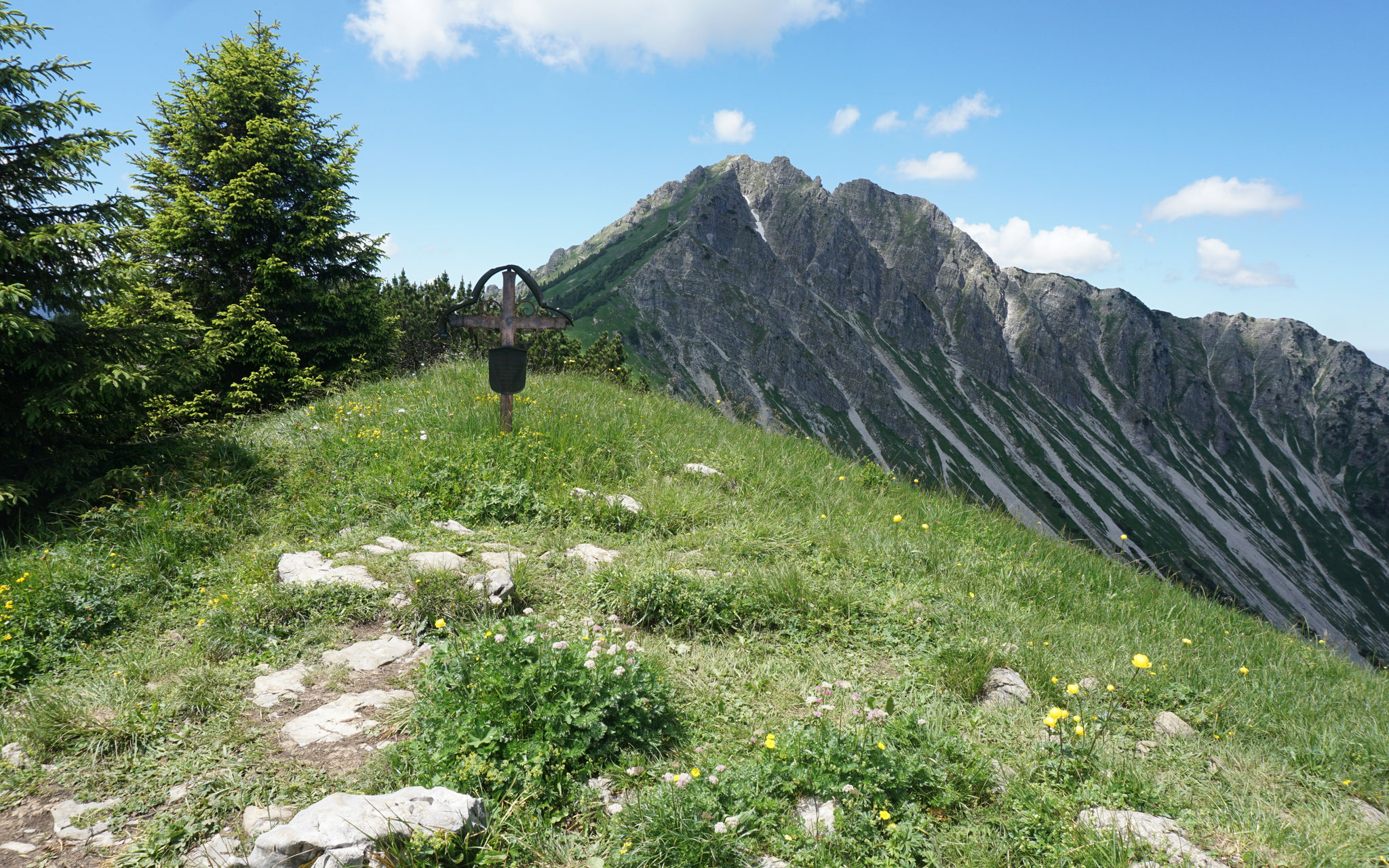 Am Zirlsegg, Tirol, Gedenkkreuz Blick zum Ponten