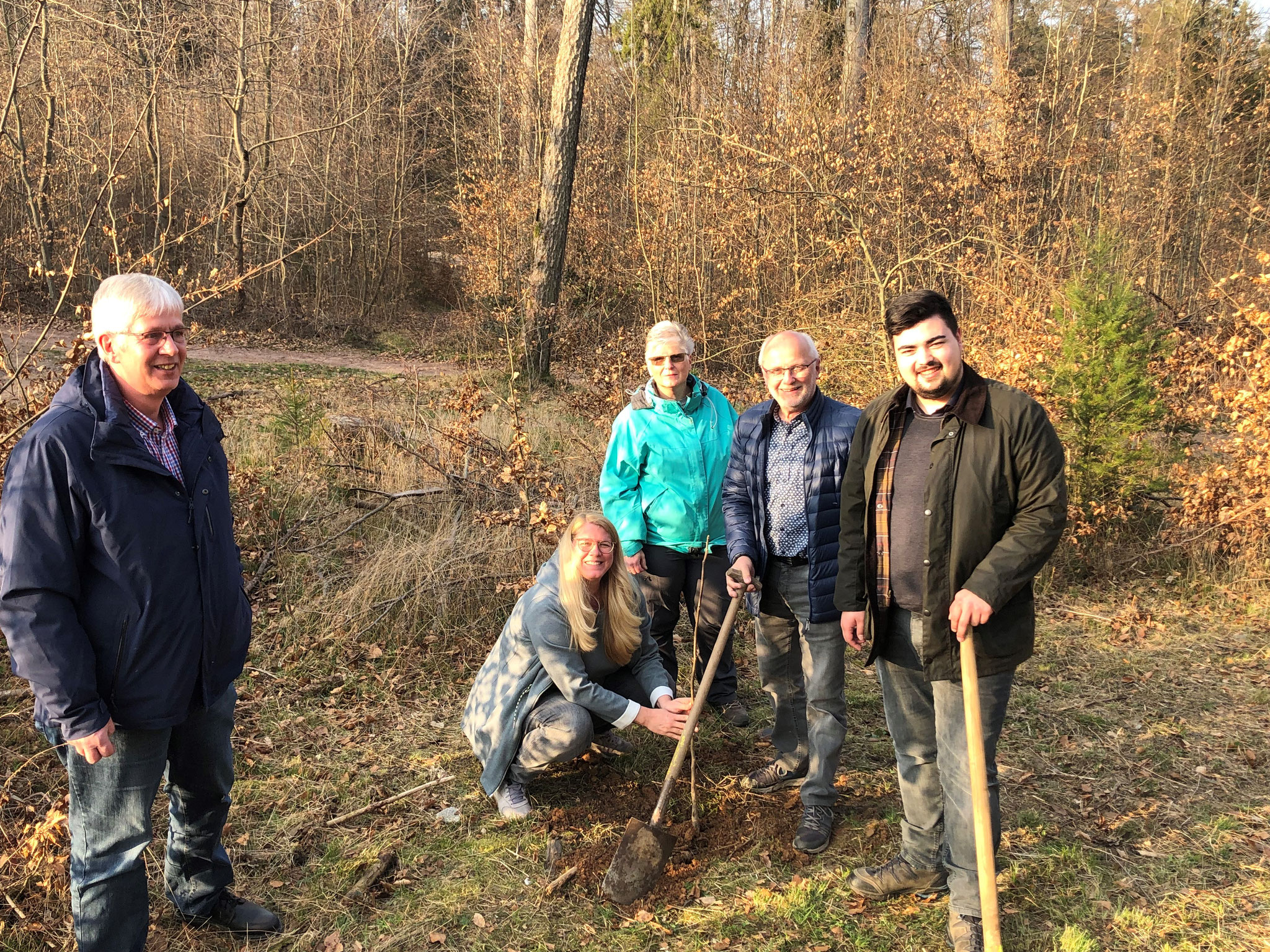 Herr Vorndran, Frau Weber, Frau Kalkbrenner, Herr Kalkbrenner, Niklas Wagener bei der Baumpflanzaktion