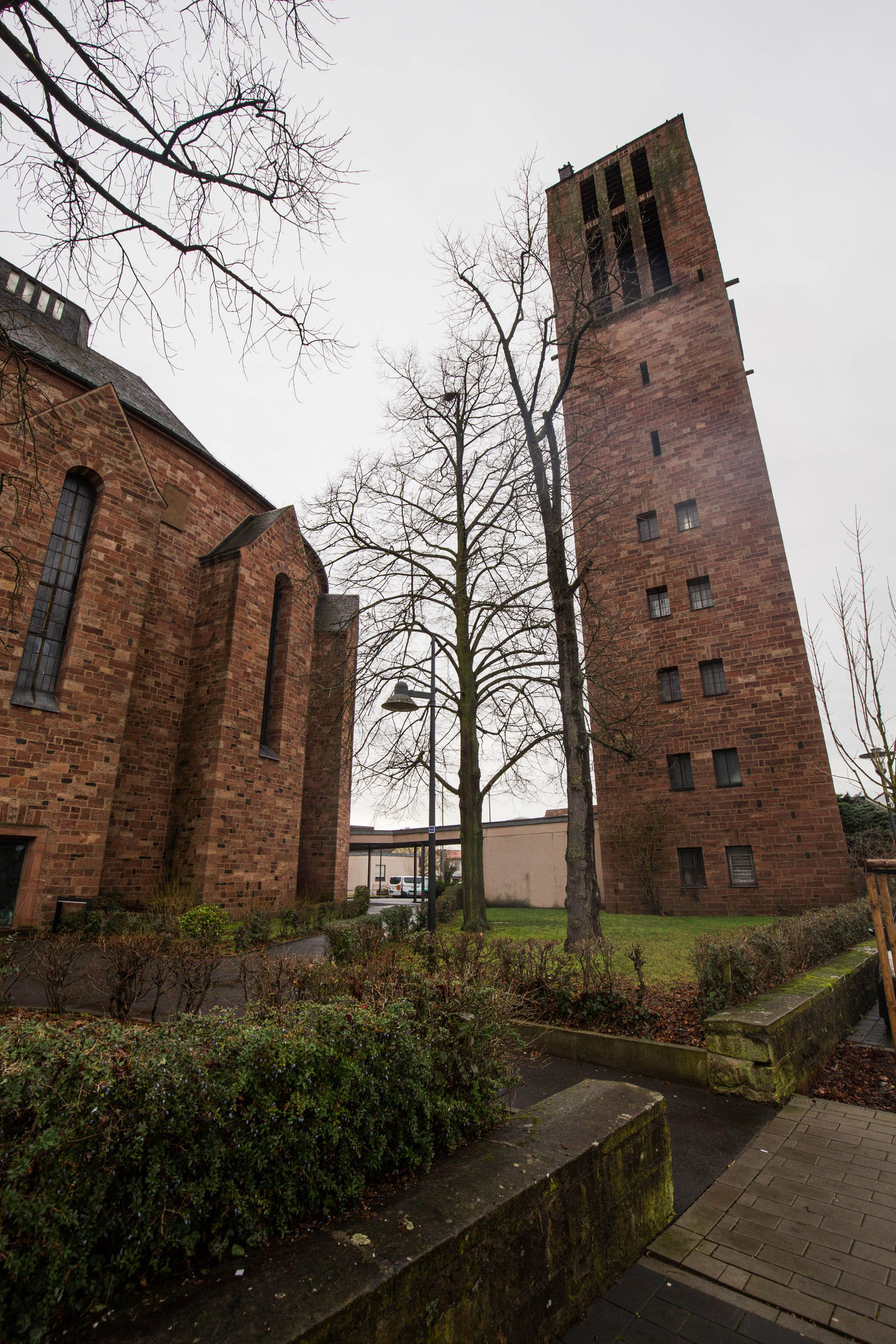 Er befindet sich im Glockenturm in Stockstadt