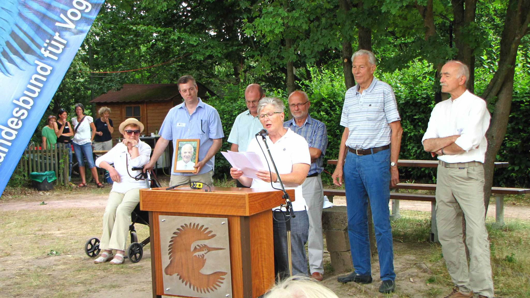 Ellen Kalkbrenner trägt ein Gedicht zu "50 Jahre LBV-KG Aschaffenburg" vor