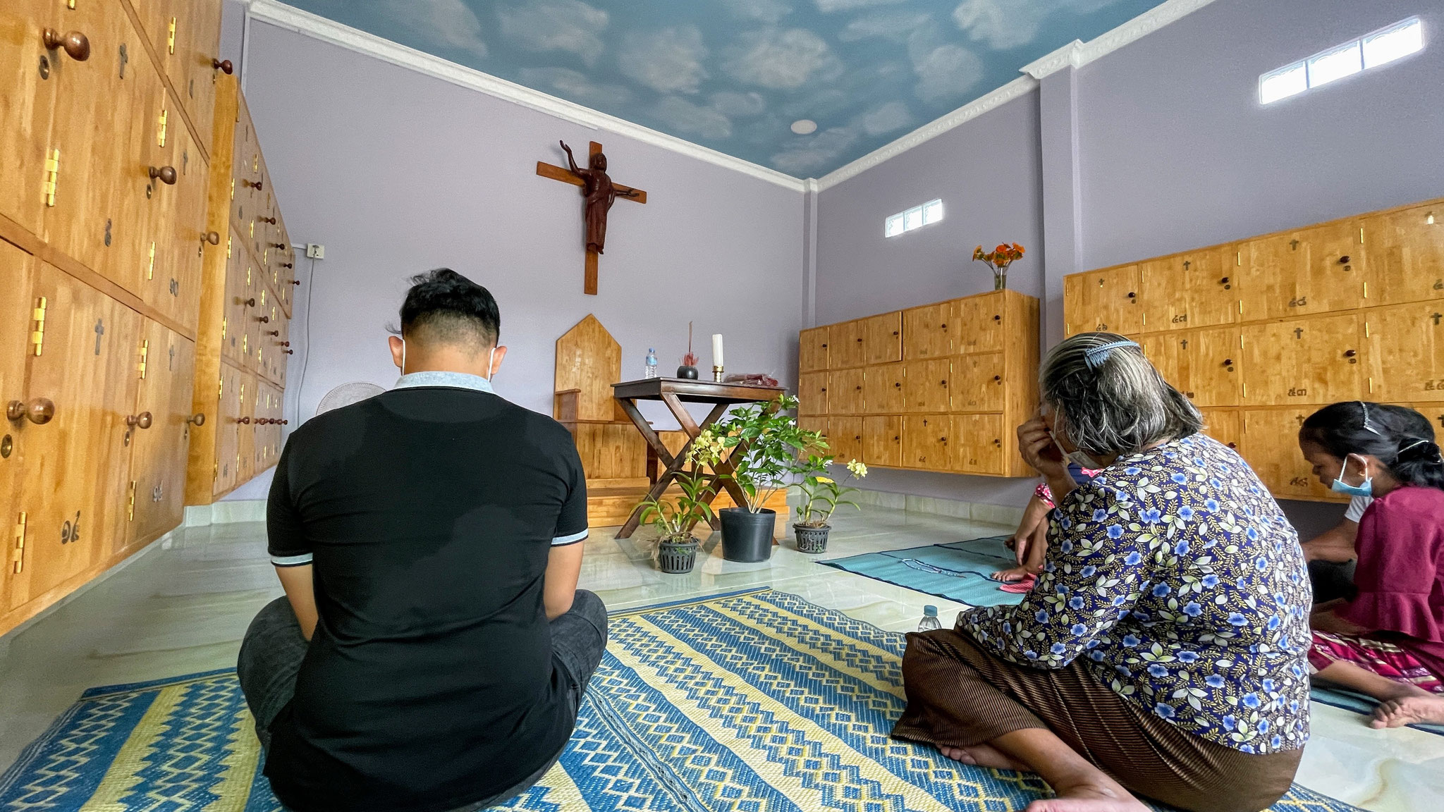 Prière du chapelet dans le columbarium de Po Thom.