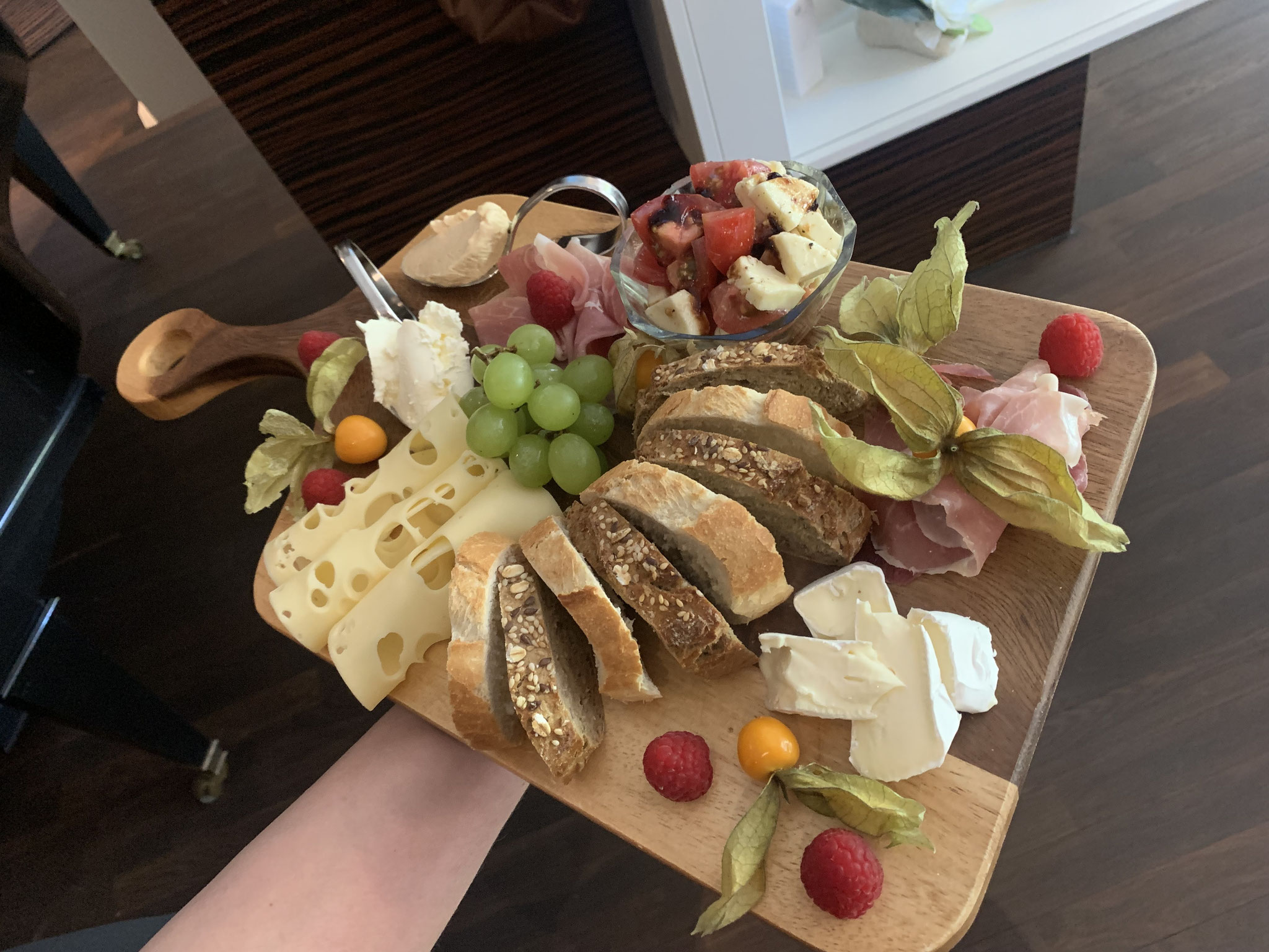 rühstücks- und Snackplatte mit Käse, Brot, Trauben und Schinken im Day Spa am Rosenaupark Nürnberg.