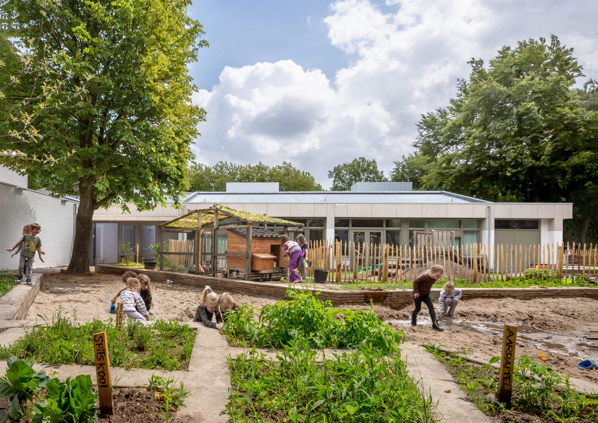 De nieuwe hoofdentree met moestuin en speelplaats.