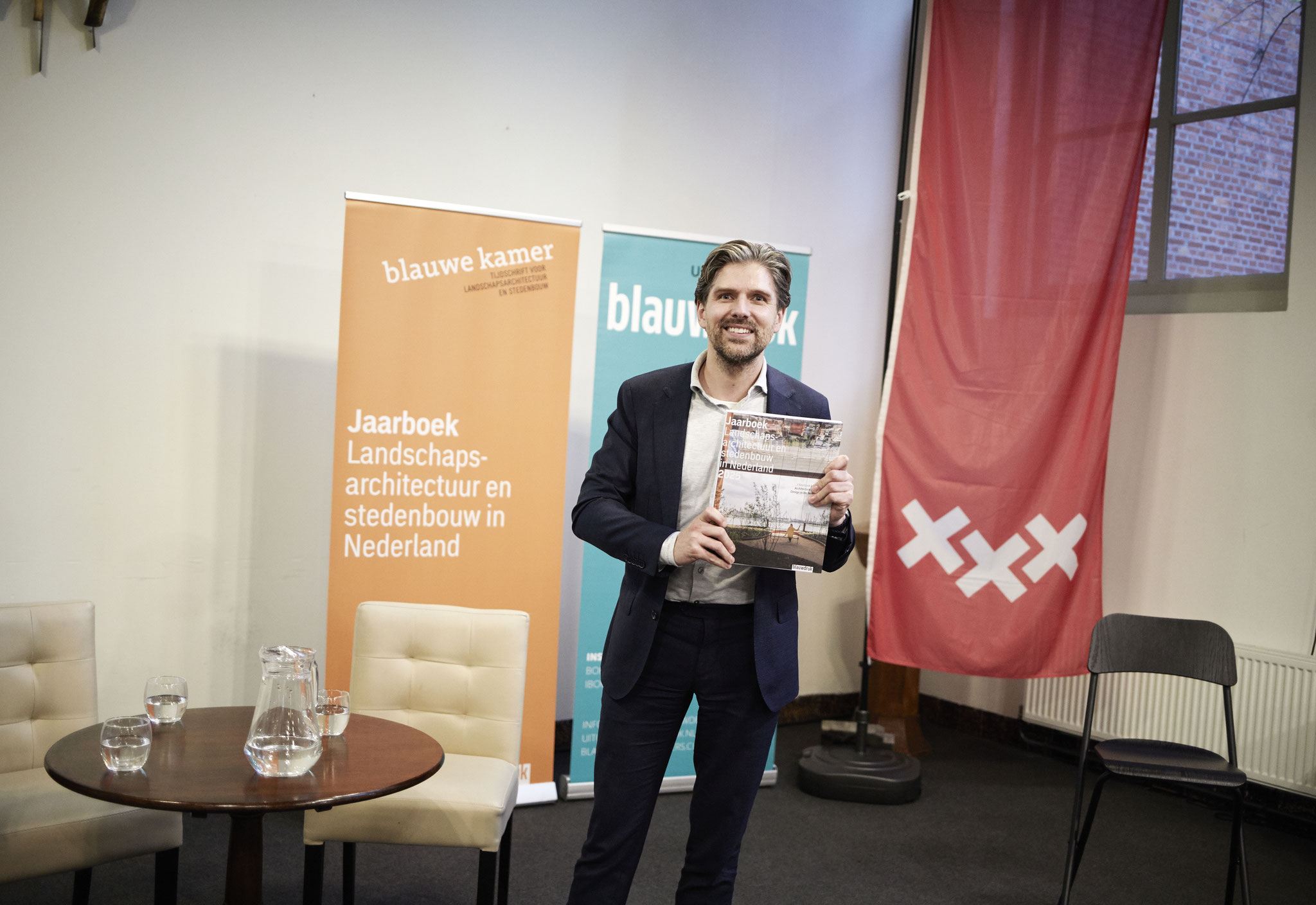 Wethouder Eddie Förster met het eerste exemplaar.