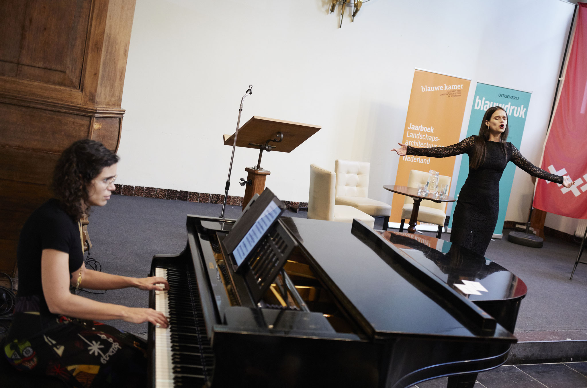 Prachtige muziek door zangeres Anna Karnovska en pianiste Vera Fonte.