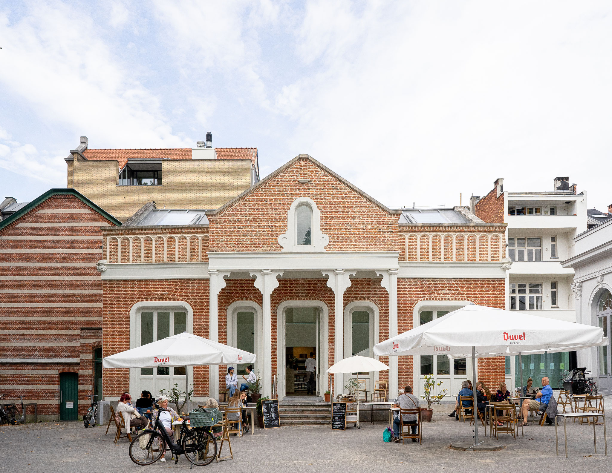 De Harmonie in Antwerpen kreeg een tweede leven als kantoorpand. Ontwerp is van bureau Rest.