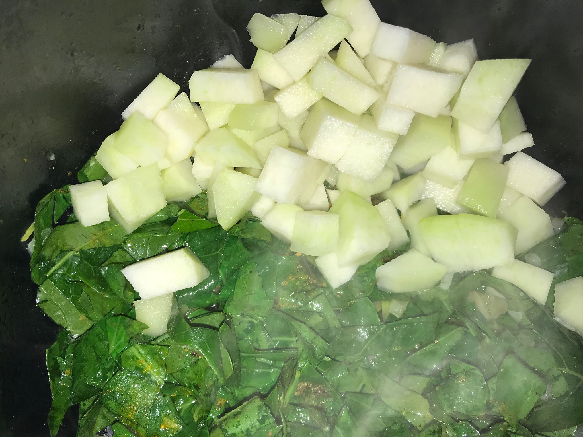 Kohlrabiswürfel und Brühe hinzugeben