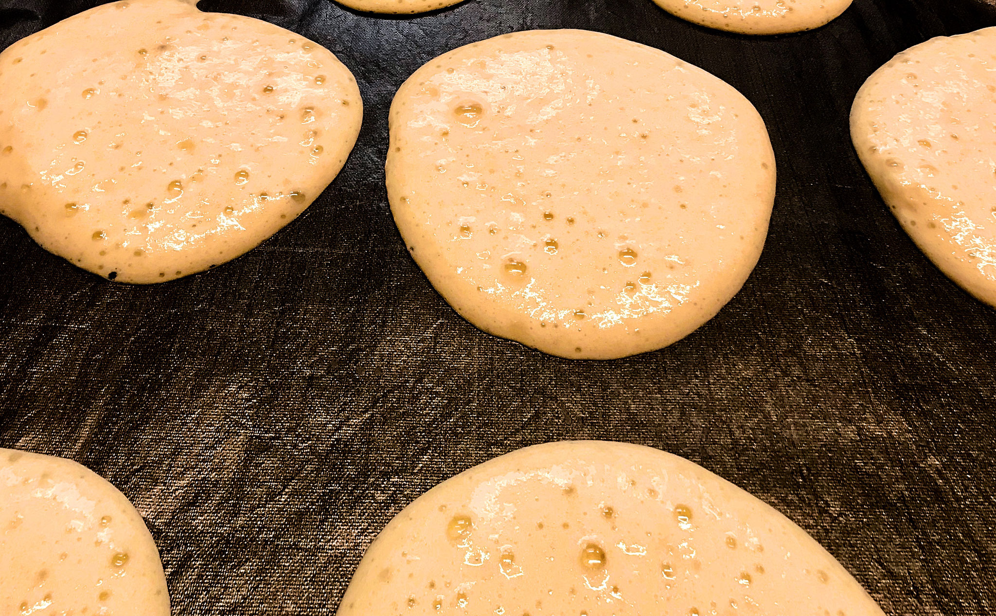 Fladen auf dem Blech verteilen, 15-20 Minuten backen