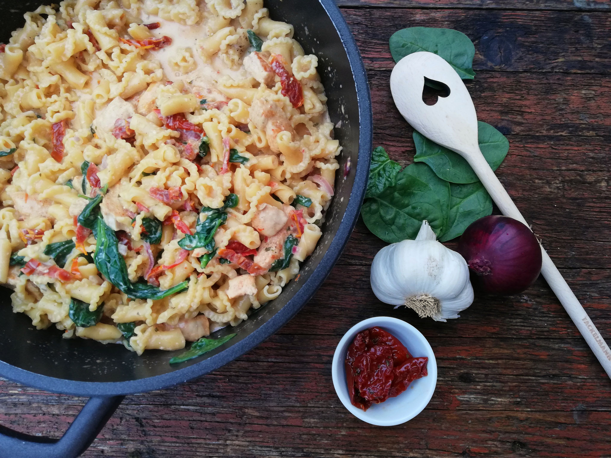 All-In-One-Pasta mit getrockneten Tomaten & Hähnchenbrust