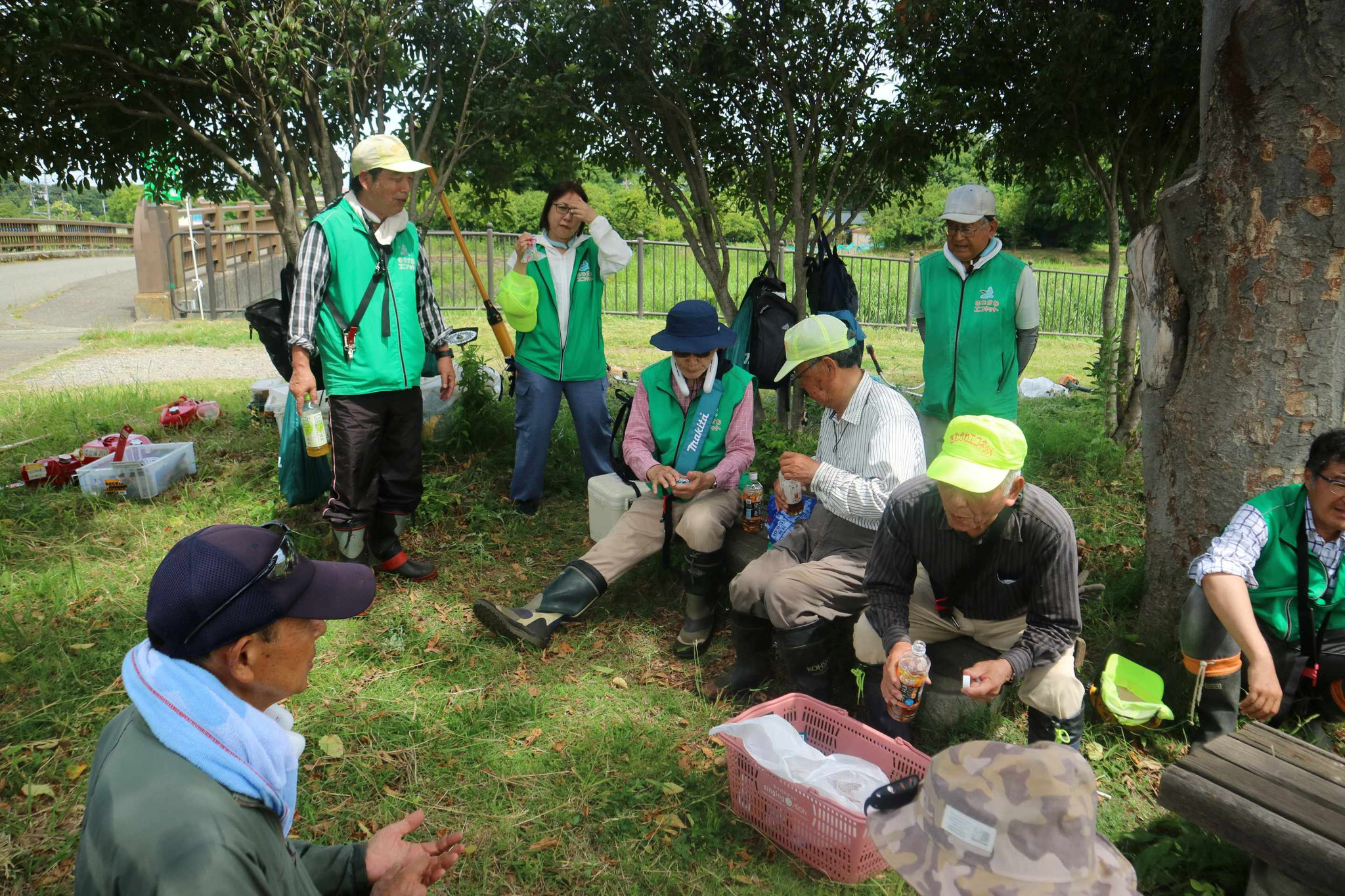 上合橋袂の小公園で休憩