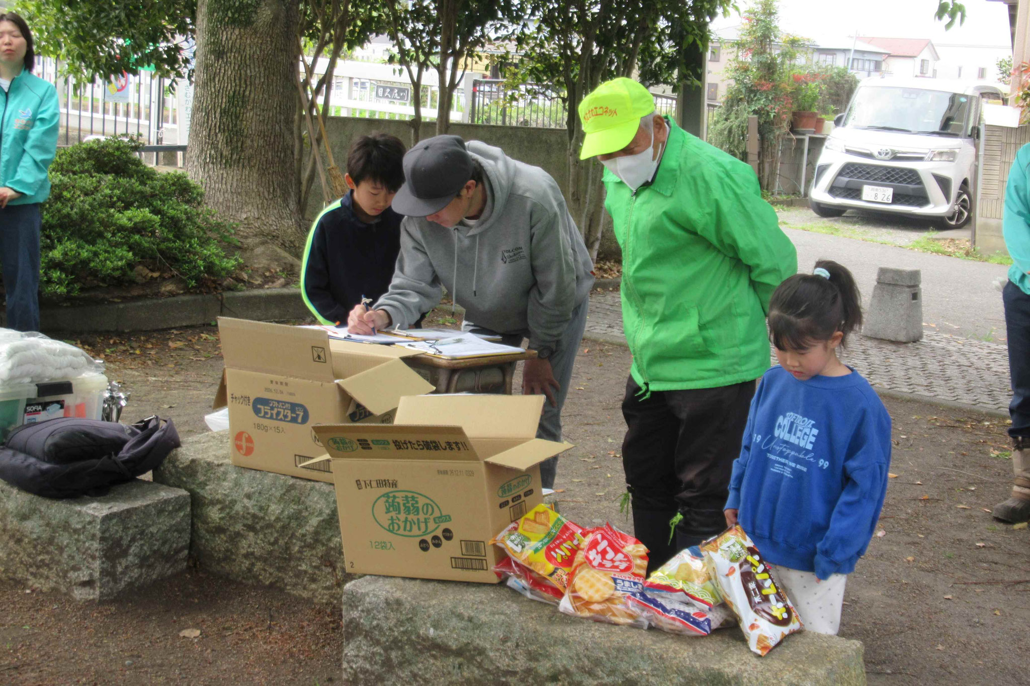 受付_お菓子が気になるかな？