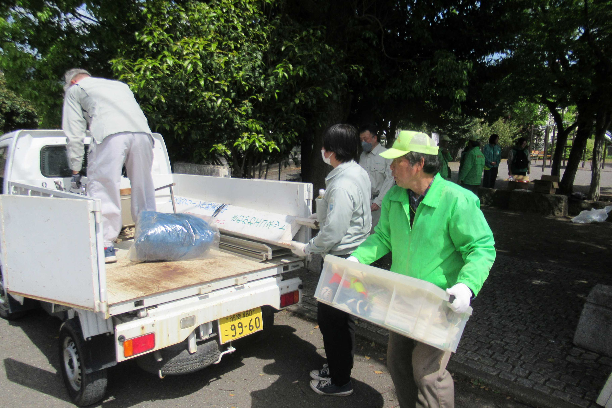 機材の軽トラへの積み込み