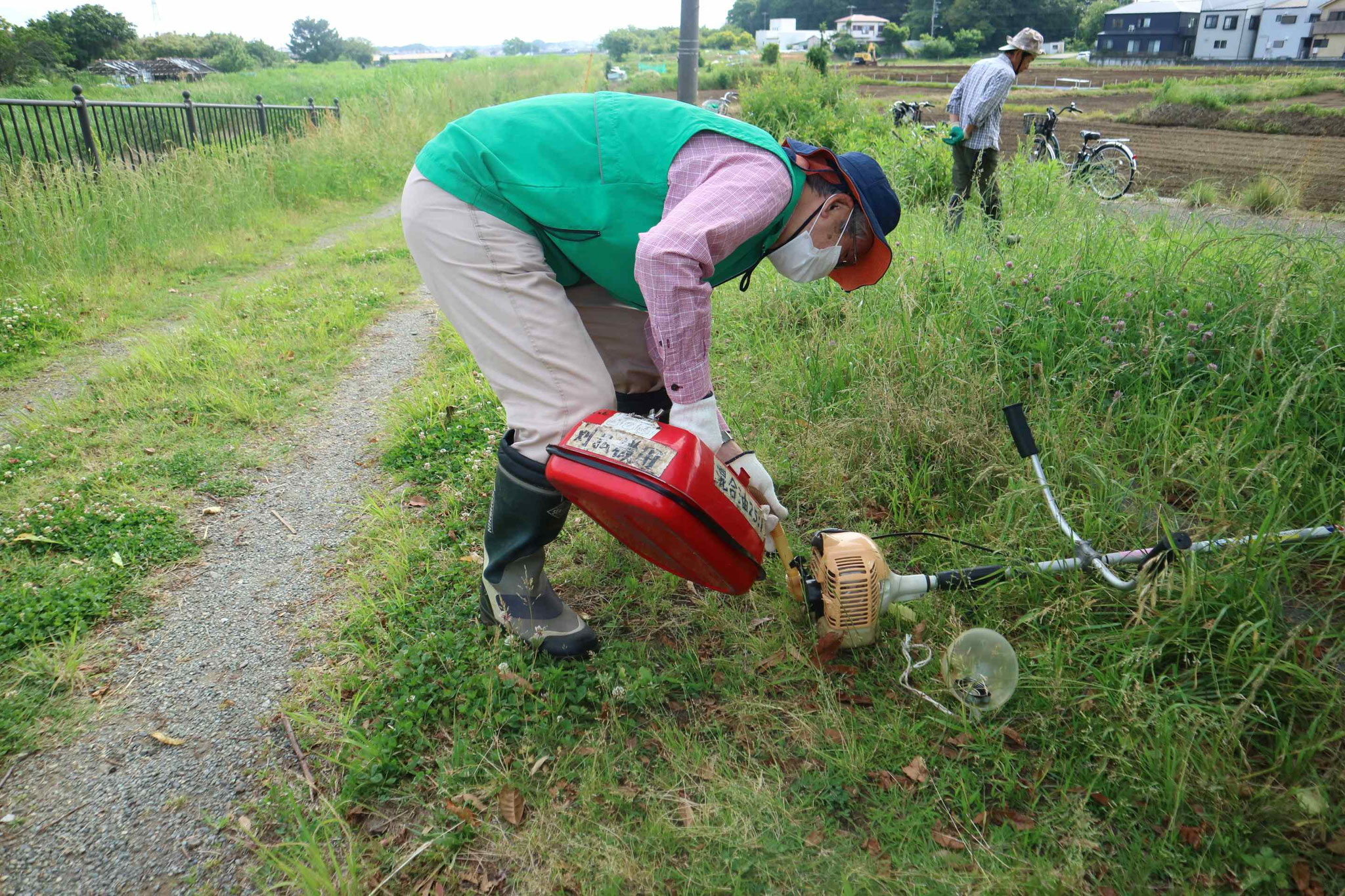 刈払い機への燃料給油