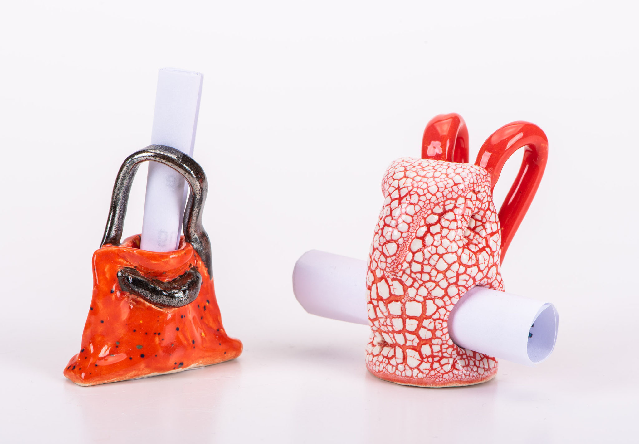 Tasche links Größe ca. 4 cm x 5 cm, Rucksack rechts Größe ca. 2,8 cm x 5,5 cm