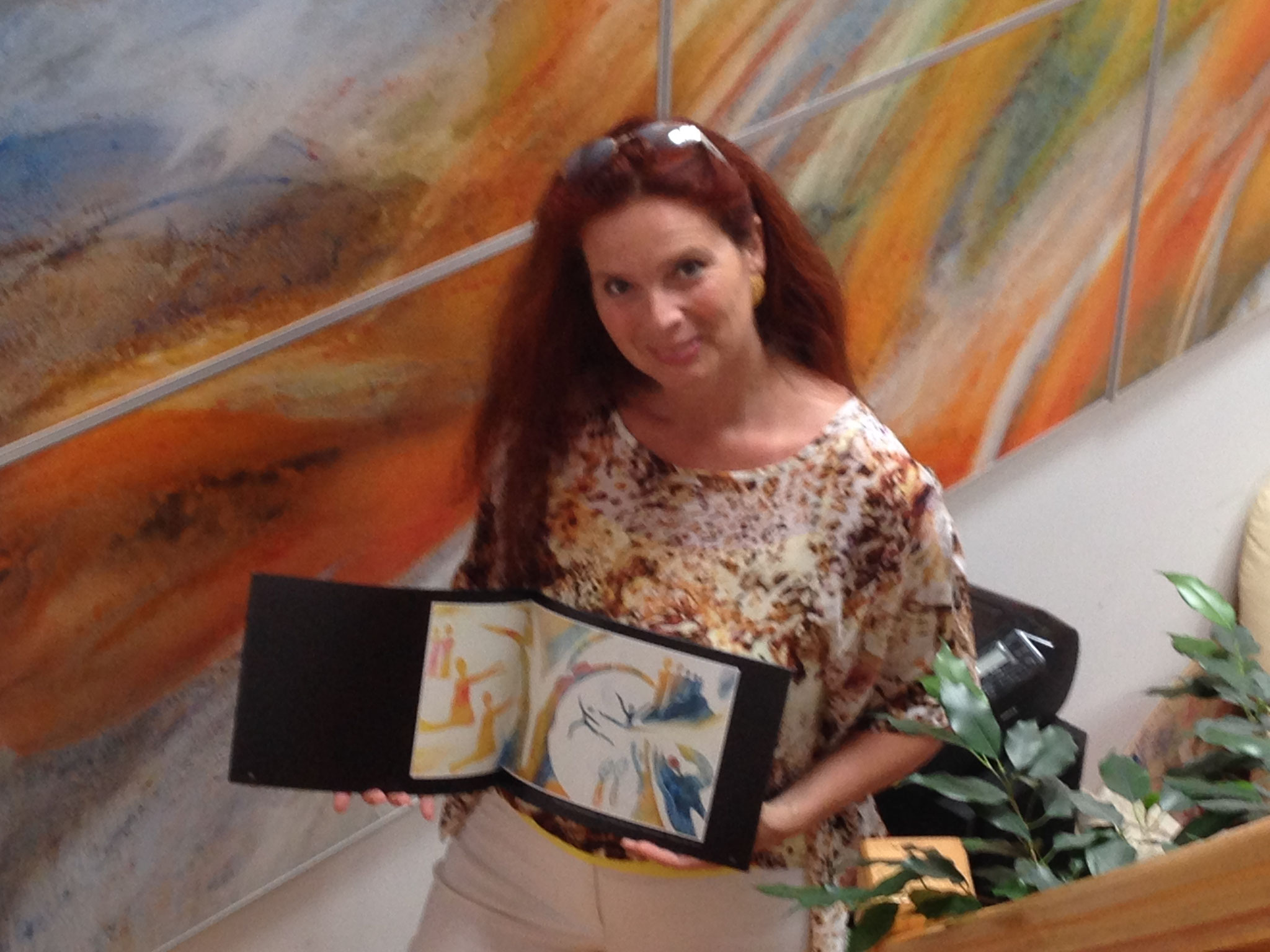 tina S. mit Katalog zur Festspiel-Ausstellung Salzburg 2016
