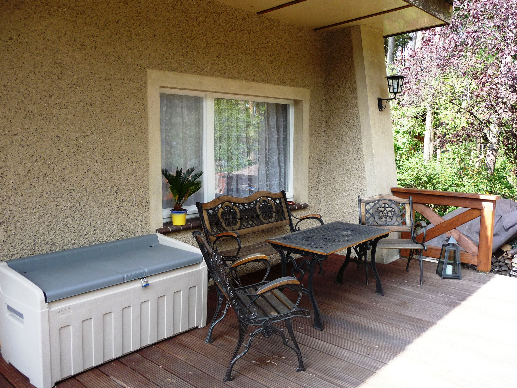 Frühstück unter freiem Himmel mit Blick hinunter auf den See - nur eine Möglichkeit, die großzügig angelegte Terrasse zu nutzen. Ob Entspannung, geselliges Spiel oder eine gemütliche Feier am Abend - alles steht ihnen offen.