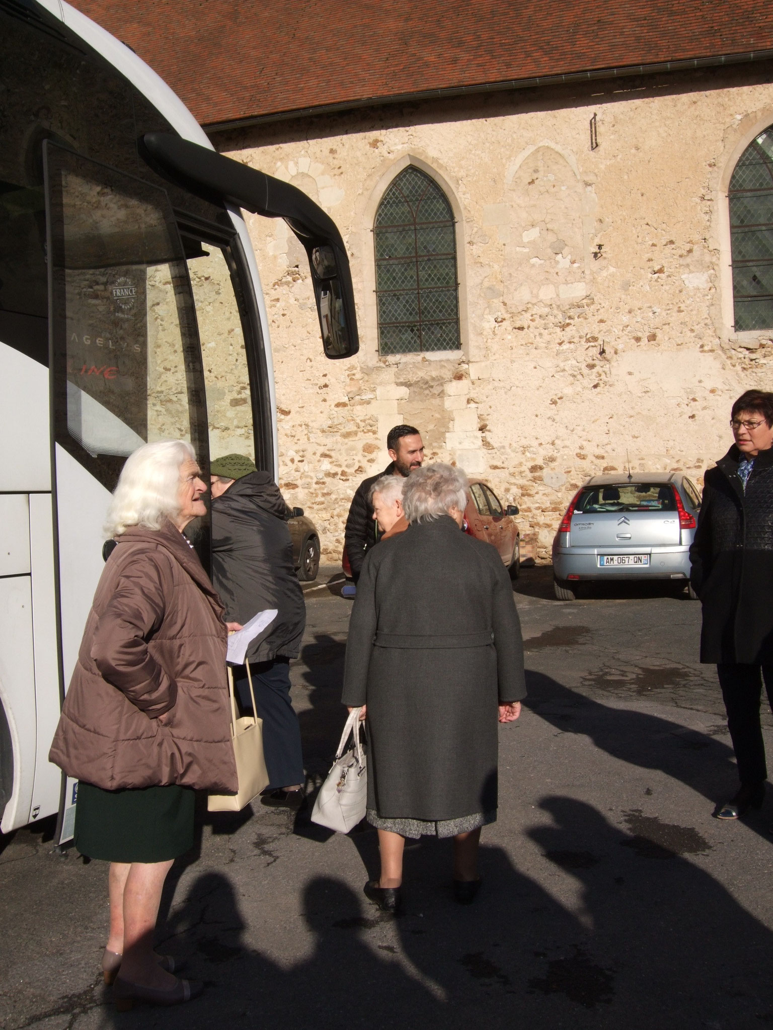 Les participants montent dans le car après avoir entendu leur nom
