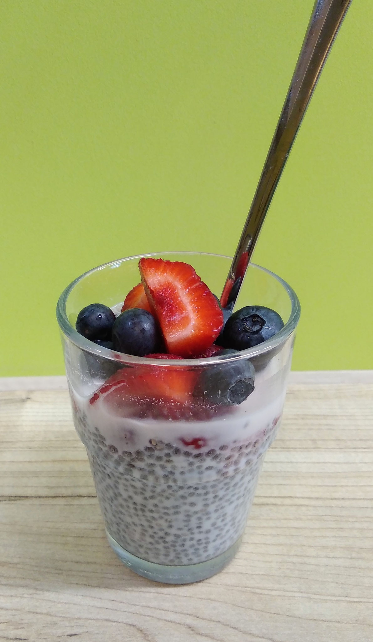 Chiapudding mit Beeren